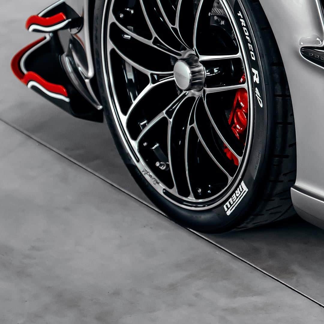 パガーニ・アウトモビリのインスタグラム：「“In 10 years of working together with Pirelli, one of the goals we set ourselves was increasing what drivers felt when they held the steering wheel. They had to feel as if their hands were resting on the road.” - Horacio Pagani, Founder & Chief Designer at Pagani Automobili.  #discoveringbc #pagani #huayra #roadsterbc @pirelli」