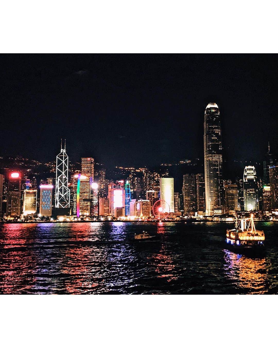 倉地美晴さんのインスタグラム写真 - (倉地美晴Instagram)「・ 無事に帰国しました！ これぞ香港🇭🇰って感じのギラギラした写真。  香港の闇とネオンは、 昼間の喧騒を忘れさせてくれるような優しいものでは無い。  色の大洪水。 色の暴力。  刺激的な色と明かりで、 ノスタルジックな香港が一際輝く時間。  明日は夏コミ。 @billyblue8 とマーベル⚡️🌪 ・ #victriapeak #hongkong #traveling #traveldeeper #asia #hk #miharukurachi #ifbbbikini #dragon #motivation」8月8日 20時11分 - miharu_kurachi