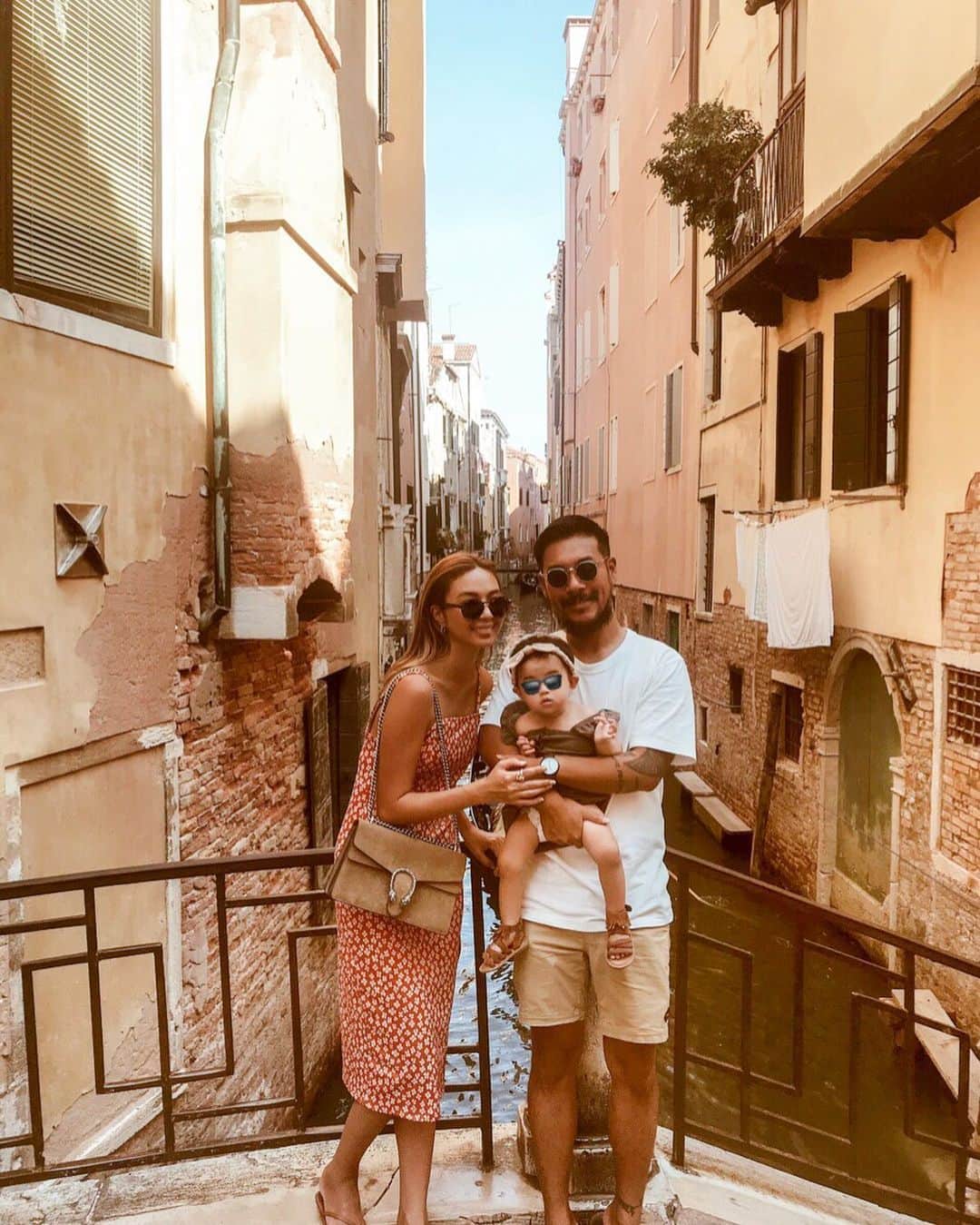 岡田美季さんのインスタグラム写真 - (岡田美季Instagram)「家族写真ばっかり🇮🇹 もう移動してスローに過ごしてます❤︎ 海の近く嬉しい🏖❤️ #italia #venezia #familytrip #trip #ベネチア #イタリア旅行」8月8日 20時04分 - mikiokada0225