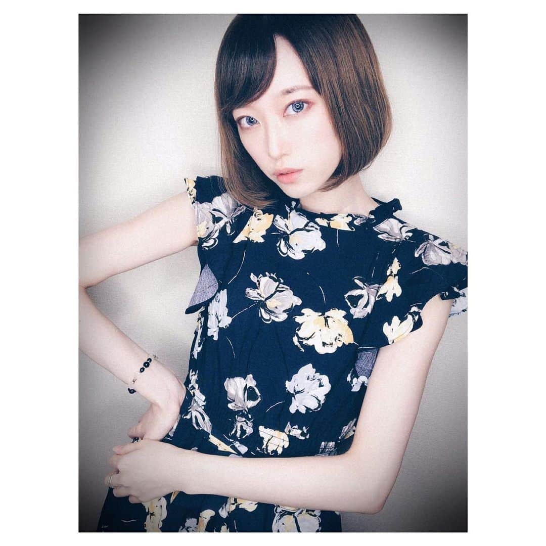 篠崎瑞希のインスタグラム：「.﻿ どう違うの？という自撮りが撮れる自撮りマンあるある﻿ ﻿ 夏はワンピースが楽ですね🌻﻿ このワンピース2000円しないのでお揃いにしよ？ ﻿ #GRL#グレイル#ワンピース#summer#ootd#옷스타그램#셀스타그램#오오티디」