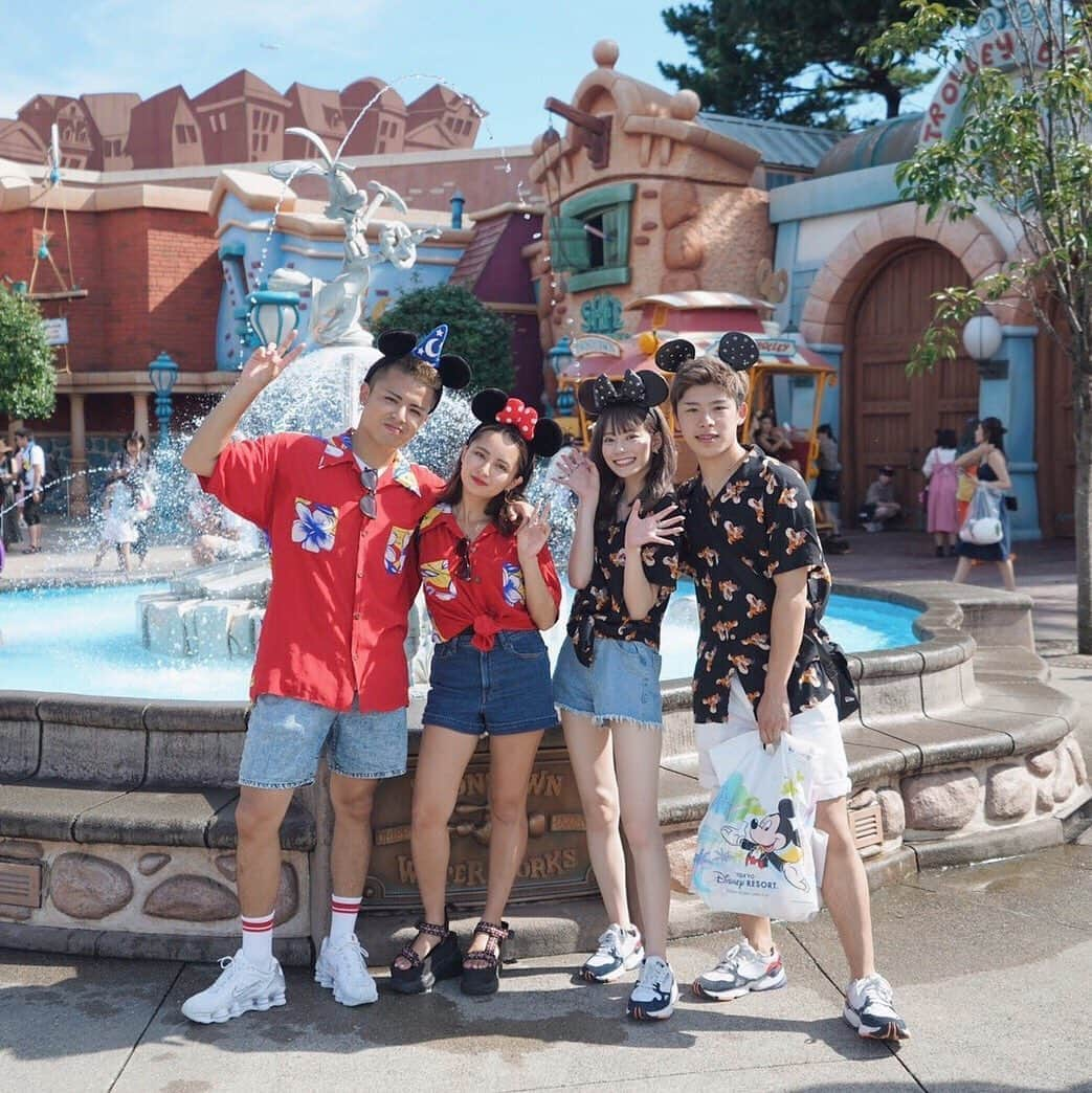 Julia Castroさんのインスタグラム写真 - (Julia CastroInstagram)「最高なコラボしました🔥🔥🔥 * #disneyland #disney #tokyo #tokyodisneyland  #couple #relatinship #JULIDY #fashion #ootd #outift #summer #photography #ディズニーランド #ディズニー #トゥーンタウン #東京ディズニーランド #カップル #お揃い  #アロハシャツ #夏 #夏休み #ディズニーデート #YouTubeをお楽しみに」8月8日 20時09分 - julia.c.0209