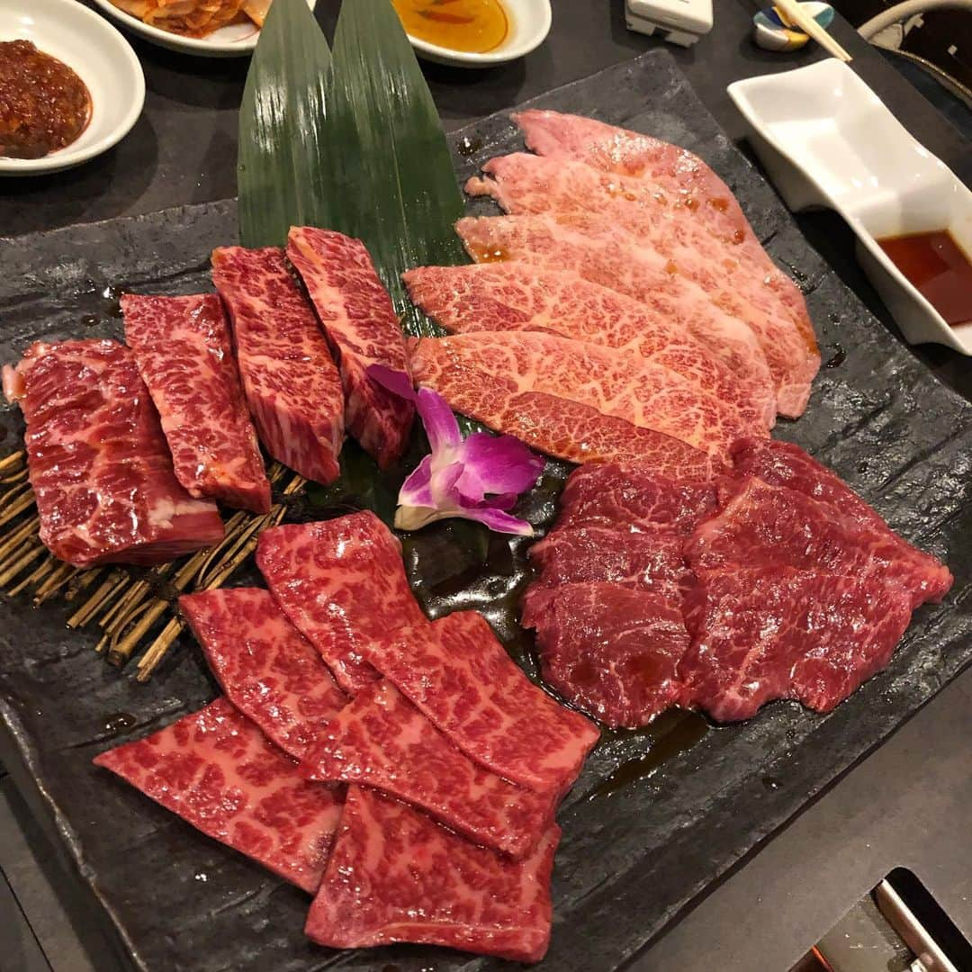 千秋さんのインスタグラム写真 - (千秋Instagram)「急に集まって焼肉屋さんへ。 美味しかった&楽しかった。 そしてカードゲームやりに移動。 人狼とかカードゲームとかアナログゲームブーム、もう5年以上続いてる。 立派な趣味となりました🃏  #千秋焼肉 #鉢山 #代官山 #5人 #カルビさえあれば🥩」8月8日 20時10分 - chiaki77777