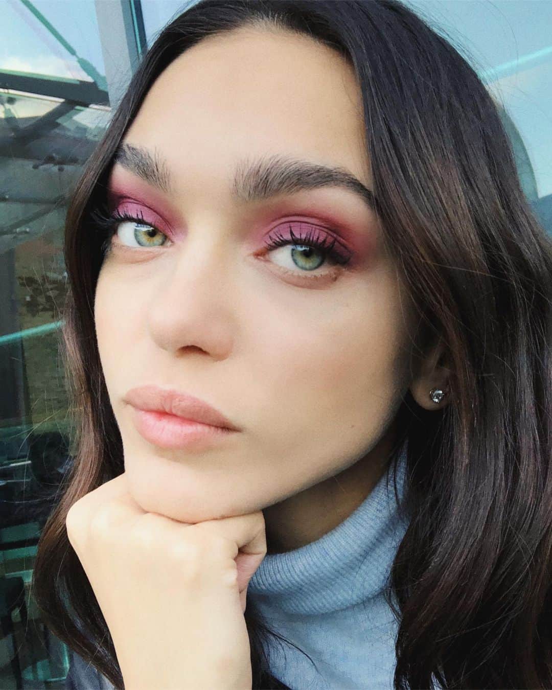 Zhenya Katavaのインスタグラム：「☔️ Из-за погоды хочется грустить! Вот бы Аллегрова тучи развела руками 🌤.」