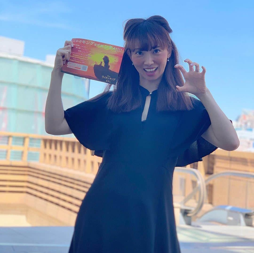 恵美さんのインスタグラム写真 - (恵美Instagram)「明日8月9日(金)からロードショーの 『ライオン・キング』 @disneystudiojp のプレミアム試写会へ行ってきました🦁❤️ 広くてリクライニング付きのプレミアムシートが快適すぎて最高😭❤️ ・ 今回ライオンキングを意識して #猫耳ヘア にも挑戦🦁🤣❤️ . ライオンキングは、#劇団四季 のミュージカルもディズニーのアニメも本当に大好きな作品で わざわざ香港ディズニーまで行って2回もショーを見に行ったほど🇭🇰 ・ 今回の超実写版はまるで本当にジャングルに迷い込んだような素晴らしい映像でした！🦒🦓🦌🐘🌳 ・ 心に響く最高の音楽と映像で終始感動の連続😭✨ 今回は吹き替え版だったので次回はドナルド・クローヴァーとビヨンセの字幕版で見たいです❤️ ・ 皆さんもぜひ映画館でこの感動を体験してくださいね🦁❤️ そして彼と #早く王様になりたい を歌ってみました！ ぜひ最後まで聞いて欲しいです🤣💕 . #これぞキングオブエンタメ #ライオンキング #超実写ライオンキング @disneystudiojp #model #モデル #japanesemodel #恵美 #disney_emi #ディズニー #ディズニー好き #映画 #映画好き @b_b_j.j #ライオンキングでふるえたキャンペーン」8月8日 20時19分 - emi_florence819