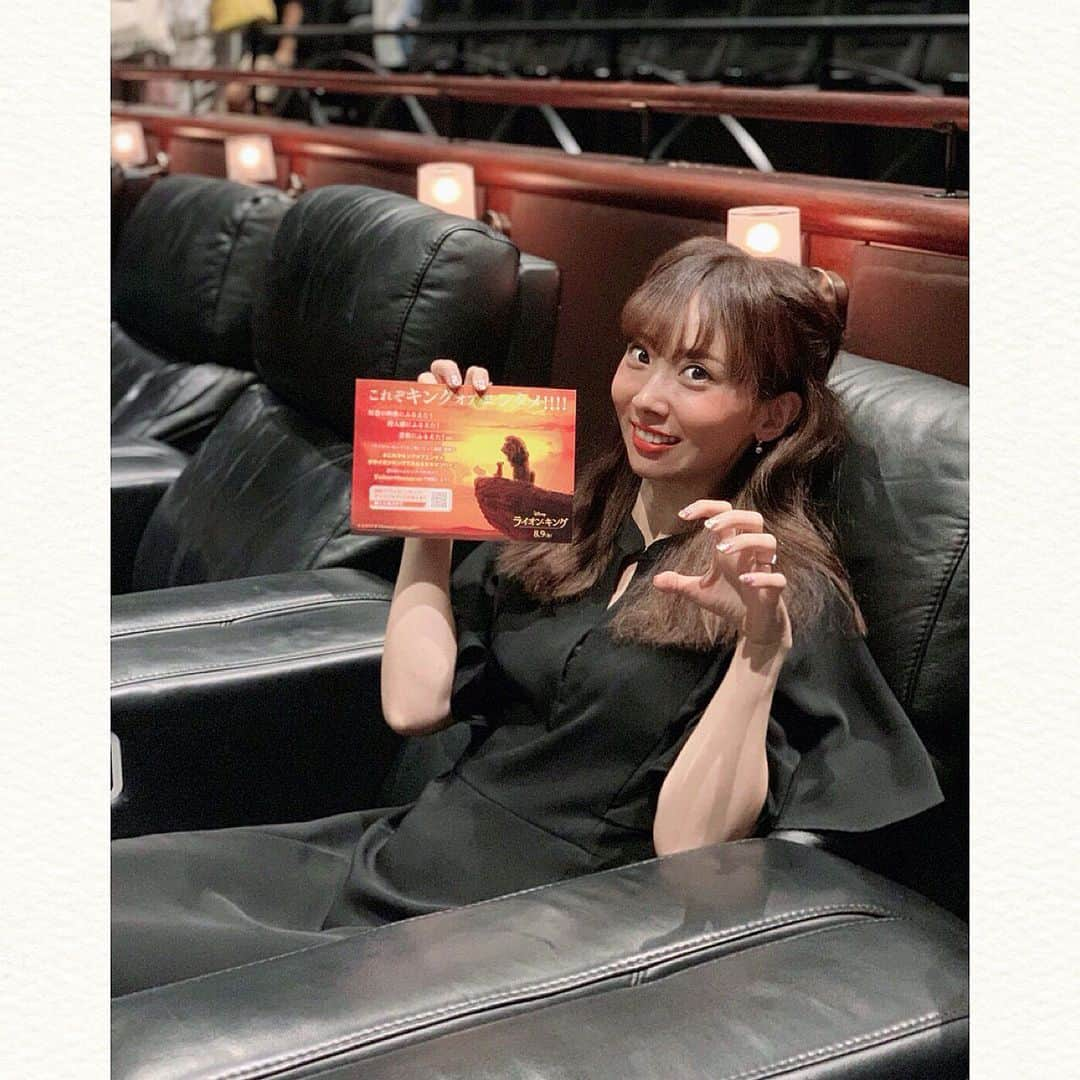 恵美さんのインスタグラム写真 - (恵美Instagram)「明日8月9日(金)からロードショーの 『ライオン・キング』 @disneystudiojp のプレミアム試写会へ行ってきました🦁❤️ 広くてリクライニング付きのプレミアムシートが快適すぎて最高😭❤️ ・ 今回ライオンキングを意識して #猫耳ヘア にも挑戦🦁🤣❤️ . ライオンキングは、#劇団四季 のミュージカルもディズニーのアニメも本当に大好きな作品で わざわざ香港ディズニーまで行って2回もショーを見に行ったほど🇭🇰 ・ 今回の超実写版はまるで本当にジャングルに迷い込んだような素晴らしい映像でした！🦒🦓🦌🐘🌳 ・ 心に響く最高の音楽と映像で終始感動の連続😭✨ 今回は吹き替え版だったので次回はドナルド・クローヴァーとビヨンセの字幕版で見たいです❤️ ・ 皆さんもぜひ映画館でこの感動を体験してくださいね🦁❤️ そして彼と #早く王様になりたい を歌ってみました！ ぜひ最後まで聞いて欲しいです🤣💕 . #これぞキングオブエンタメ #ライオンキング #超実写ライオンキング @disneystudiojp #model #モデル #japanesemodel #恵美 #disney_emi #ディズニー #ディズニー好き #映画 #映画好き @b_b_j.j #ライオンキングでふるえたキャンペーン」8月8日 20時19分 - emi_florence819