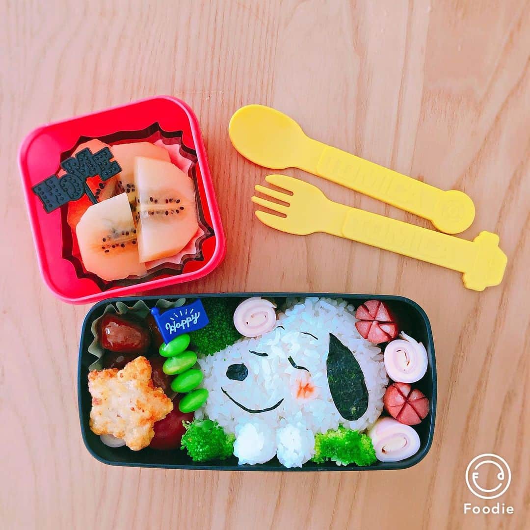 のインスタグラム：「お友達がスヌーピーのTシャツを着ていたので、、、インスピレーション♡  #学童弁当 #小学生お弁当 #男子弁当 #男の子弁当  #スヌーピー弁当 #スヌーピーおにぎり #べんとう #毎日キャラ弁 #キャラ弁 #りょうりすたぐらむ #べんとー #男の子ママ #小学生ママ #小学生ママと繋がりたい  #スヌーピー #bentou #bentoexpo #followme #japanesebentobox #doragonquest」