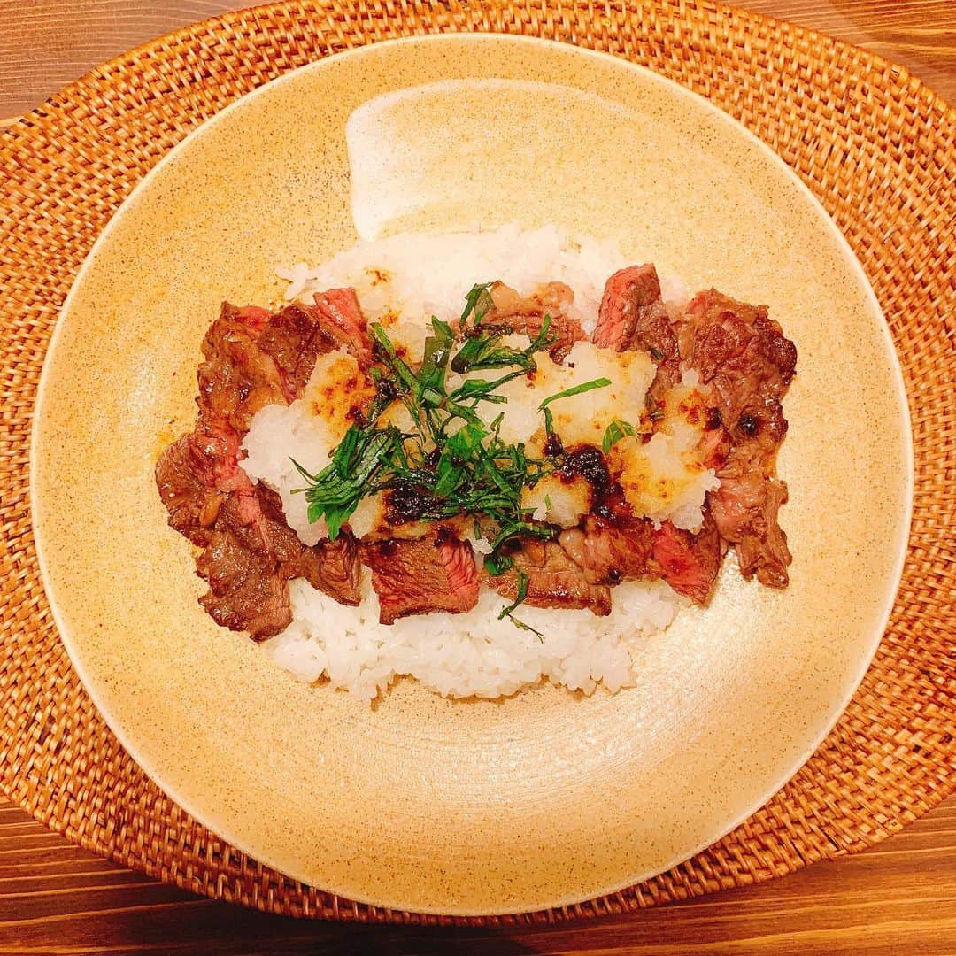 星村麻衣のインスタグラム：「今日で産まれて１ヶ月👶 毎日暑いしドタバタなので、ステーキご飯でスタミナをつけねば🥩🍴 父に教えてもらったレシピです✨ 自宅安静から数えて外出できない期間３ヶ月·····長かった·····。 まずは美容室行きたい‼️ #産後1ヶ月 #dinner」