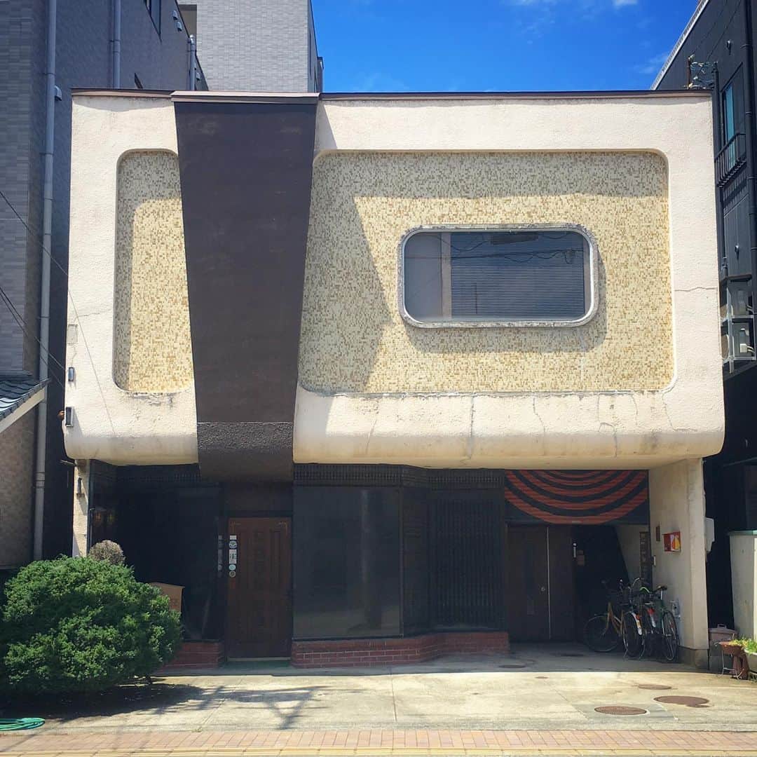 能町みね子さんのインスタグラム写真 - (能町みね子Instagram)「この建物めちゃくちゃかっこよいと思うんだけどなんだかよくわからない。越前大野」8月8日 20時23分 - nmcmnc
