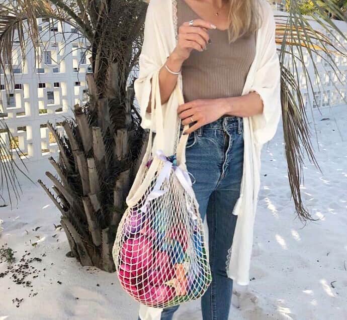 ラレイアのインスタグラム：「🌴 話題のアイテム再入荷🙌 Colleen Wilcoxアートデザインネットバッグが遂に再入荷しました😍💞 ・ 巾着もセットで2,500円！ ビーチに持って行きたいアイテムです💙 ・ さらに！今夜1:59まで開催🥺✨ 今なら #楽天 サイトでお買い物マラソンセールも開催中💓 ・ 全品ポイント20倍中です❤︎ ぜひCheckしてみてください😊🌺 ・ @laleia_official  @colleenwilcoxgallery_jp  #colleen#colleenwilcox#art#hawaii#aloha#surf#beach#fashion#laleia#ハワイ#フォトジェニック#インスタ映え#インスタ女子#アロハ#ビーチ#海を感じる雑貨#ラレイア#アート#ビーチガール#サーフスタイル#大人カジュアル#ギフト#プレゼント#楽天#ネットバッグ」