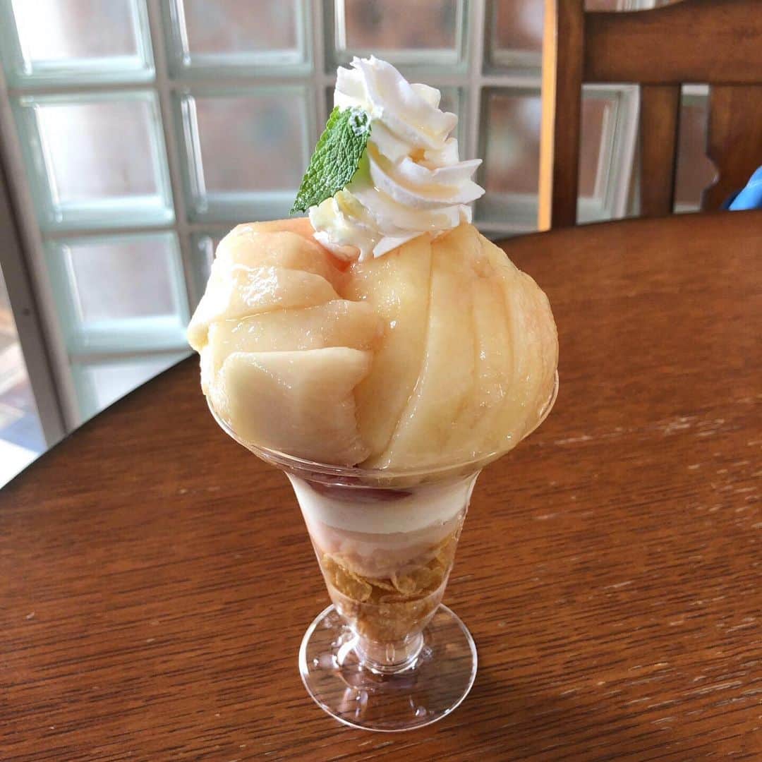 合田経郎のインスタグラム：「福島に来た。 桃のパフェうま。 山の上から虹が見えて、いい日だな。 #福島県で夏休み」