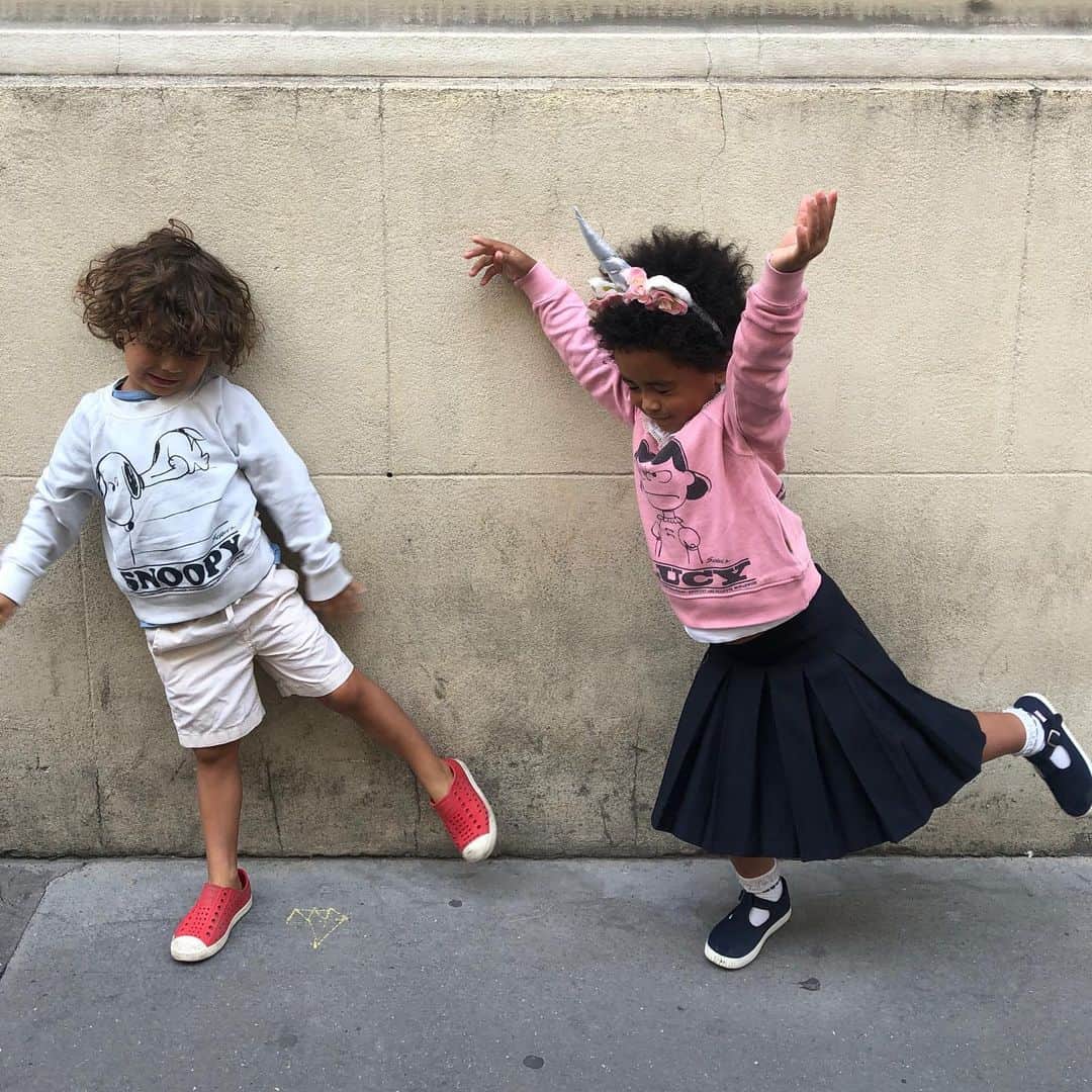 オランピアルタンさんのインスタグラム写真 - (オランピアルタンInstagram)「Two very cute little people (AKA my sister Zoe and my nephew Otto) standing on one leg in their Peanuts x Marc Jacobs sweatshirts 💙💕🦄🐶🥜💘 @themarcjacobs @snoopygrams @cletan #ottoandzoe #zoeletan #themarcjacobs #peanutsxthemarcjacobs #lovethem」8月8日 20時27分 - olympialetan