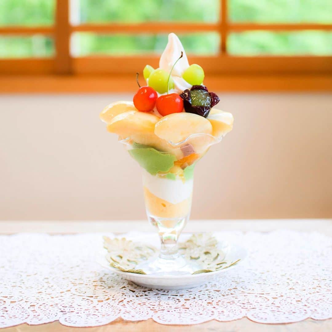 Hanako公式さんのインスタグラム写真 - (Hanako公式Instagram)「岡山県産の貴重なフルーツ全部盛り🍑🍦﻿ ﻿ 〈パーラー果物小町〉の「白桃プレミアムパフェ」。岡山・蒜山高原のジャージー牛ミルクをベースに、旬の清水白桃の果汁を極限まで練り込んだ「清水白桃ソフトクリーム」と、岡山県産のグルーツが贅沢に盛られたに至福のパフェです！﻿ ﻿ 【Hanako_よくばる夏の旅2019発売!!】﻿ #Hanako #Hanako_magazine #旅ごはん #旅グルメ #カフェ巡り #旅の記録 #旅の思い出 #旅行好き #食べ歩き #グルメ部 #グルメ女子 #カフェ部 #グルメ旅行 #今日のごはん #東京グルメ#岡山旅行 #国内旅行  #田中圭 #林遣都 #白桃プレミアムパフェ #パーラー果物小町 #岡山カフェ #岡山グルメ#photoby_NorikoMatsumoto」8月8日 20時27分 - hanako_magazine