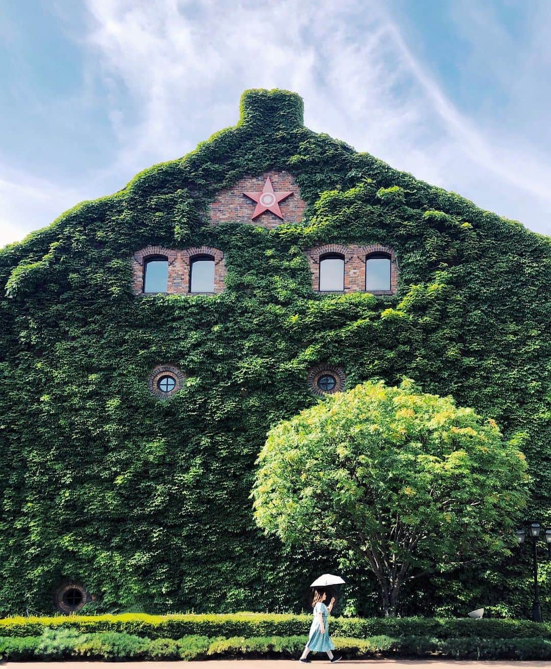 ericonbuのインスタグラム：「昨日まで10日連続真夏日の北海道 暑かった🥵💦 北海道の住宅にはクーラーはほぼついてないので、 部屋の中はもっと暑く寝苦しい夜が続いてましたが 暑い夏が好きです❣️ . 今日からは北海道らしく涼しくなっちゃったなぁ、、🍁 部屋の中はまだ暑いけど🥵 . . . #ザ壁部  #サッポロファクトリー」