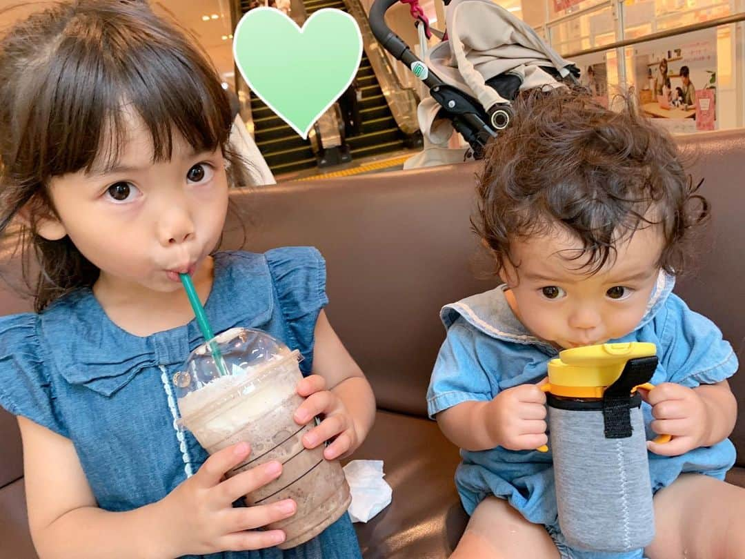 ともみさんのインスタグラム写真 - (ともみInstagram)「. 🥤休憩中💕 ゆずのドリンクを狙うはる👶 最近食べものでもおもちゃでもゆずの持ってるものを欲しがる〜！ でもさすがにフラペチーノはまだ早いよ😂 . . #姉弟 #5歳 #5歳5ヶ月 #1歳 #1歳5ヶ月」8月8日 20時31分 - yuzu_haru_18