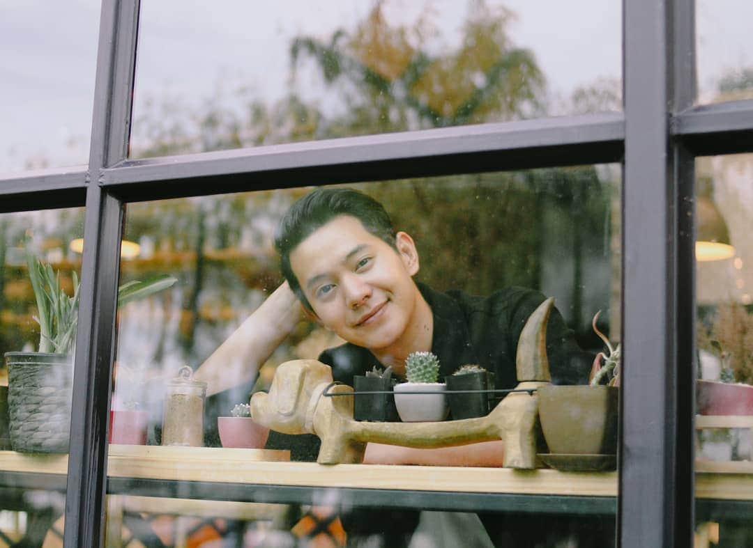 アイス・サランユーのインスタグラム：「🙂สุขก็ยิ้มได้ เจ็บก็ยิ้ม ได้ ให้ราคามันเท่ากัน ยิ้มให้มันก็ 🙂 ✌」