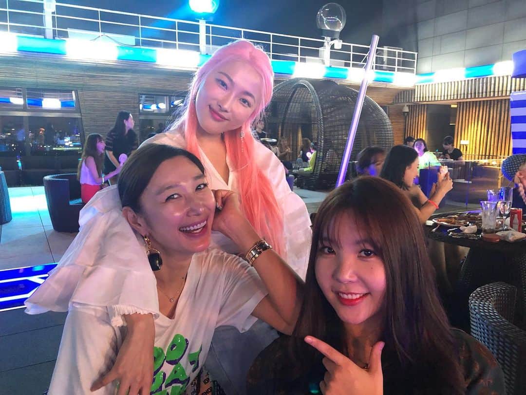 ピョン･ジョンスさんのインスタグラム写真 - (ピョン･ジョンスInstagram)「레이나와새벽이 우리 초면이에요!  30분전에만났지만 금새친해지기! 유툽으로 봐와서 서로아는사이 ㅋㅋ  담에 콜라보할까?」8月8日 20時33分 - hoyatoya