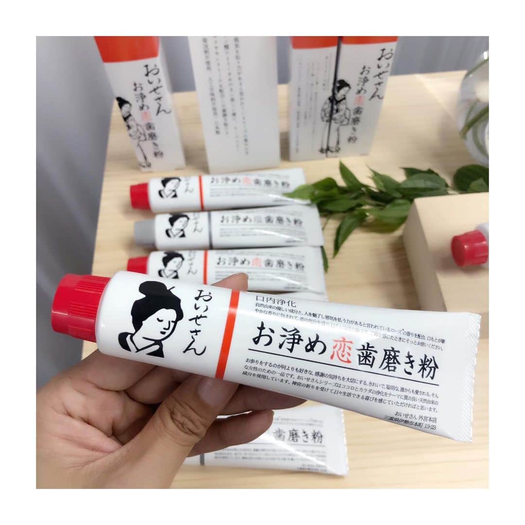 のインスタグラム：「. 【遠い伊勢には行けないけど… おいせさんを毎日使って恋愛運アップ！？】 . ご利益のありそうな パッケージが目を惹くおいせさんの新製品発表会へ。 . 新製品はぶくぶく泡立たないタイプの歯磨き粉と海の成分たっぷりの泥ミルククレンジングです。 . プロフィールにリンクがあるブログにはもう少し詳しく掲載しています。是非ブログもチェックしてみてください。 . #おいせさん #伊勢 #伊勢神宮 #鳥居 #おみくじ #パワースポット #恋愛運 #恋おみくじ #泡立たない #歯磨き粉 #泥クレンジング #泥パック #ミルククレンジング #インバス #洗顔料  #日本化粧品検定 #美容大好き #美容部 #新製品 #コスメコンシェルジュ #新作コスメ #発表会 #美容 #コスメ #美容マニア #コスパがいいコスメ #美容ライター」