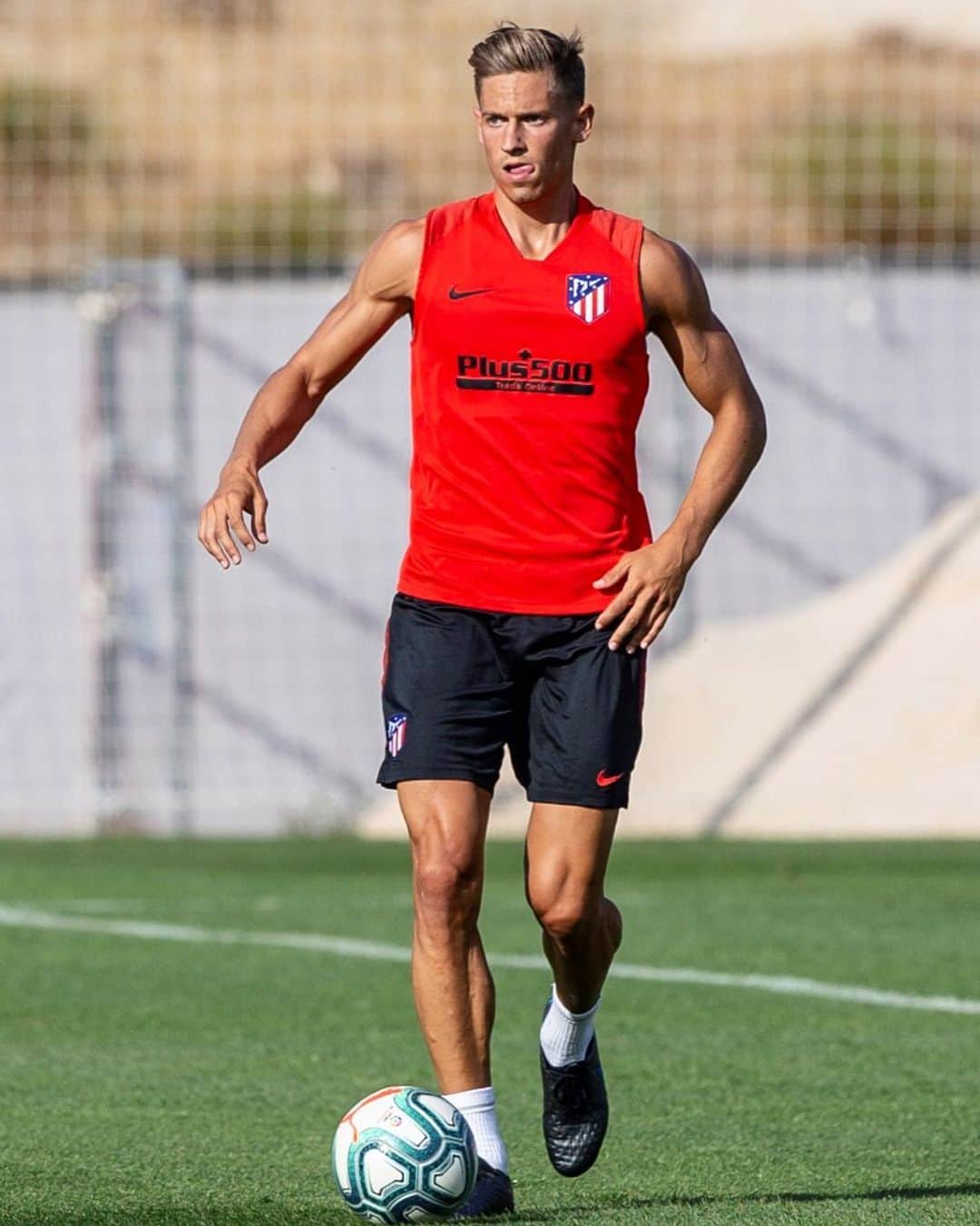 LFPさんのインスタグラム写真 - (LFPInstagram)「Are you READY for the 🆕 season? @marcosllorente is! 💪🏼🔴⚪️ • #MarcosLlorente #Atleti #LaLiga #LaLigaSantander #Preseason」8月8日 20時46分 - laliga