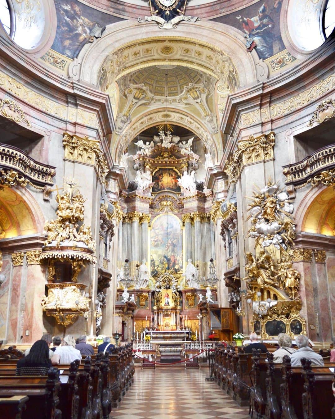 のインスタグラム：「8年前？に行った﻿ オーストリアのウィーン✈️🌎💕﻿ ﻿ 聖ペーター教会だったと思う⛪️﻿ すっっごいきれいだな～(๑°⌓°๑)﻿ ﻿ ﻿ 写真見てたら旅行行きたい欲がわいてきた✈️✨💓 ﻿ ﻿ 他にも写真見返してると﻿ 街中に馬車が走ってたり﻿ H&Mの外装がやたらとオシャレだったり﻿ (最後の写真みて！おしゃれじゃない？笑)﻿🎠 ﻿ ヨーロッパの街並みが﻿ 好きすぎる🥺💕💕﻿ ﻿ ﻿ ﻿ 昔使ってたNikonで撮影📸﻿ ﻿ ----------------------------- 📍オーストリア ウィーン ----------------------------- ﻿ ﻿ #旅行#聖ペーター教会#オーストリア #ウィーン#旅#こやゆり旅 #ヨーロッパ#europe #wien#ヨーロッパ旅行 #ヨーロッパ周遊 #beautiful #オーストリア旅行 #travel#女子旅#trip#girlstrip #handm  #church #世界旅行#トラベラー」