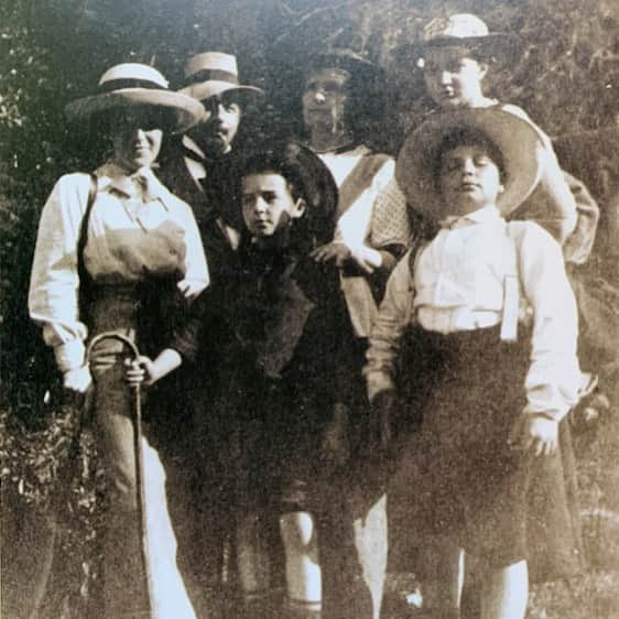 アルベルト・アインシュタインさんのインスタグラム写真 - (アルベルト・アインシュタインInstagram)「Throwback Thursday: In the summer of 1913, Marie Curie and her daughters, including their governess, and Albert Einstein and his elder son met for hiking vacations in the Swiss Alps. Pictured in the back row from the left: Albert Einstein, Marie Curie  and Irene Curie. Pictured in the front row from the left: The governess Miss Nanley, Eve Curie and Hans Albert Einstein. #ThrowbackThursday」8月8日 20時47分 - alberteinstein