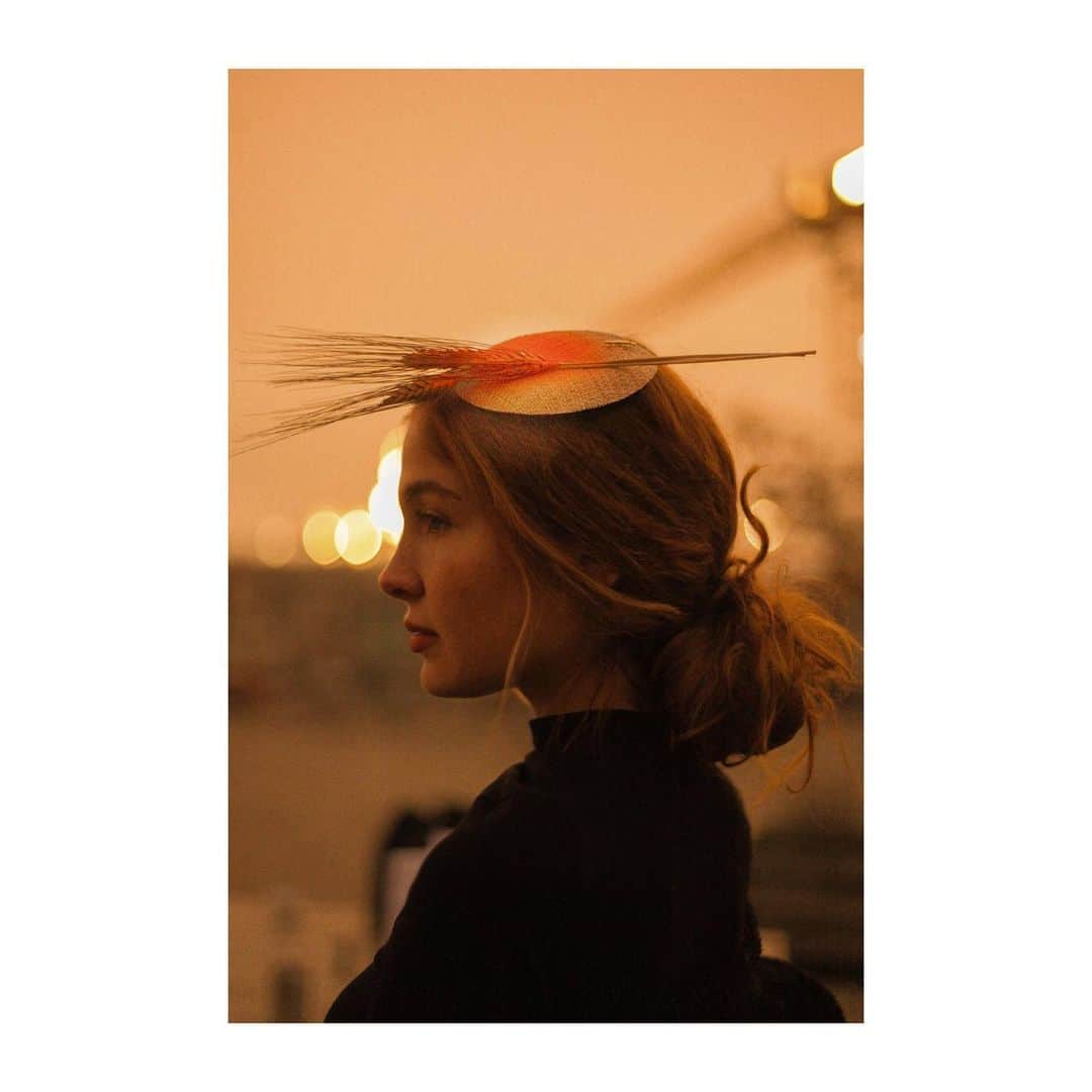 のインスタグラム：「Mühlbauer | #ss19 ▪️ @nartuschka  wears LONE. This #fascinator is perfect for #elegant summer events. Lone is made of bao #straw 💕 #hatmaker #vienna #muhlbauer 📷💜 @ninakvk」