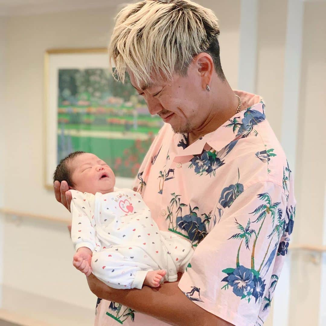のインスタグラム：「人生初の娘が誕生しました🍼 24hフルスロットルで耐え抜いた妻を本気でリスペクトします👏 陣痛に耐えれる免疫力と言うか男子は確実に気絶ぐらいの破壊力らしく、、 本当に無事で良かったの一言でございます。。。 出産を応援下さった全ての皆様、沢山の方々からお祝いを送って下さったり会いに来て下さったりで本当有難う御座いました🙌 これからも伊藤ファミリーを宜しくお願い致します😆 A child was born safely! Everyone is good to Chiaki Junior! #出産 #妻リスペクト #しばらく関西 #しかし今日東京 #しかし週末兵庫みなとの森」