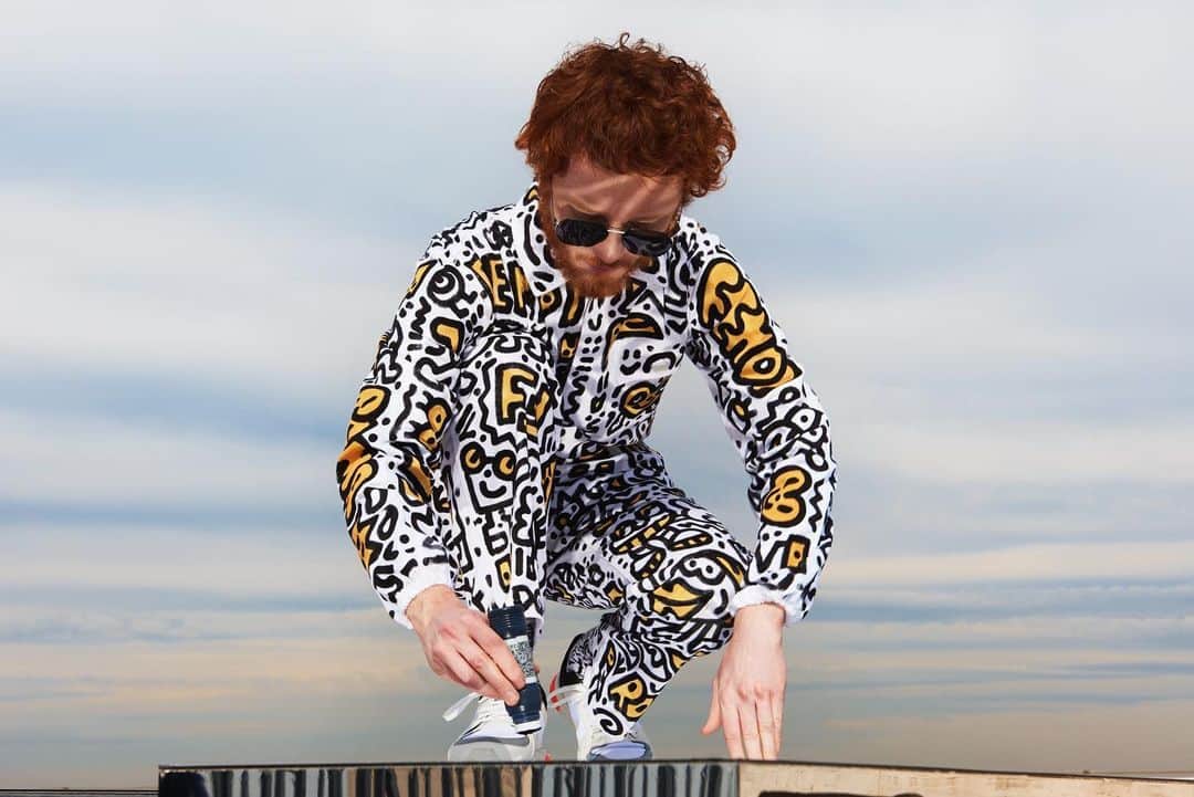 Fendiさんのインスタグラム写真 - (FendiInstagram)「#Fendi, but not as you know it: check out the latest rooftop performance of “Doodling Fendi Roma” feat. @mrdoodle and powered by #fisforfendi. #FendiPeekaboo  Discover more on @fisforfendi.」8月8日 21時03分 - fendi