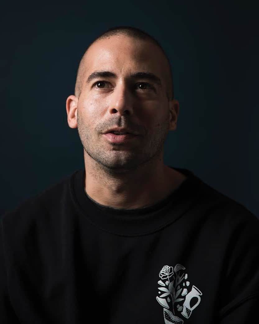 のインスタグラム：「#PremiataOutliers #Episode31 “When you leave your certainties, everything becomes more interesting, and every little goal becomes a great achievement. I think the same thing happens underwater. It's not our natural environment, but the body can also adapt to the lack of oxygen”. @stefano_oldrini calls himself a “sea witness”. He resigned after 8 years as a computer graphic designer cause he missed drawing and didn't have enough time to travel and explore the depths of the sea. “Being a tattoo artist seemed like a good solution to do both”. So he started tattooing in a studio in Ecuador 4 years ago, and now he spends half of the year in Mexico. “Only the sea remains the only constant”.」