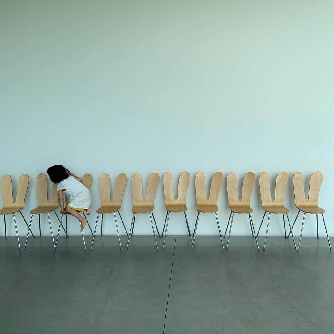 大和田美帆さんのインスタグラム写真 - (大和田美帆Instagram)「#整列  #大好きな場所 #21世紀美術館  #金沢 なぜ裸足なのだ我が子は」8月8日 20時57分 - miho_ohwada