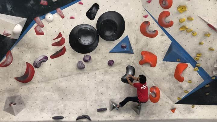 ハキム・カスバンのインスタグラム：「Waiting and hoping for better weather, unfortunately.  Decent session at @urbanclimbcollingwood ⁣ 📹: @berizified @heavy.japan⁣ ⁣ #heavyjapan #tokyopowder #climbing #bouldering」