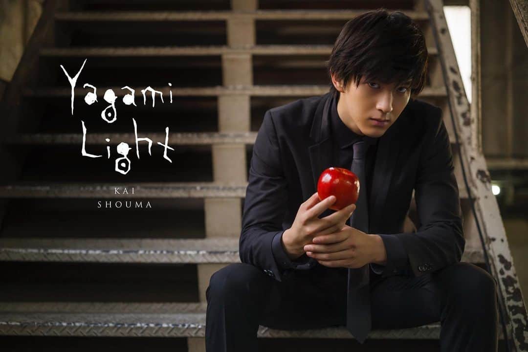 甲斐翔真さんのインスタグラム写真 - (甲斐翔真Instagram)「ビジュアル解禁！！ 夜神月に真っ赤なリンゴは映えますね🍎 ここまで赤いリンゴを探すの大変だったらしい。笑 #デスノートミュージカル #夜神月 #deathnote」8月8日 20時58分 - kai_shouma