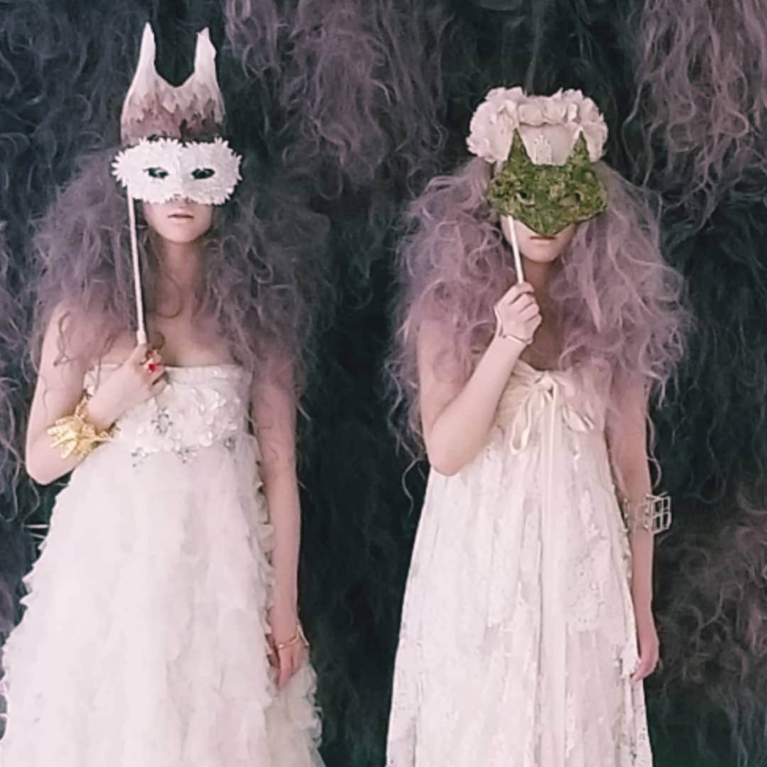 のインスタグラム：「\ウエディングをアートにしたらに挑戦/ 今日は @studio_cord3 でマルシェフォーウエディング受付アートの撮影📷 @marcheforwedding さてさて仕上がりどうなるかワクワクです✨ @cliomariage のアーカイブドレスと弊社コードスリーのビジュアル小物を使用し、デビュー前のツィンズシンガーさんが登場 コラージュ作家の @qta3 さんがどんな作品に仕上げるか楽しみ過ぎます✨ 最終的には @casie_official さんの作品となります✨ #スタジオコードスリー  #コードスリー #パープルヘアー #カシエ #撮影 #shooting #qta  #キュータ . 第７回目開催です @cliomariage の新作沢山並びます✨ 是非遊びに来て下さいね☆ ブースに来てくださった方には @cliomariage の特別な特典カードをお渡し致します✨ @cliomariage.shop のアクセサリーの販売も致します✨ 実は… @deuxr さんにも作品をお願いしているので、当日のクリオマリアージュブースを楽しみにしていて下さいね✨ 予定φメモお願いいたします✨ . 今夏の【マルシェフォーウエディングvol.7】@marcheforwedding 全容がクラフツマンパーク内のマルシェフォーウエディングHPにて公表され初めました🎶 皆様🎵是非ご来場下さいませ✨ https://craftsmanpark.com/marche-for-wedding-vol7-main/ @craftsmanpark_for_wedding . ★ビジュアルアートはQ-TAさん★@qta3 絵画サブスク @casie_official も登場です✨ . 素敵なクリエーターさんやインスタレーションにはスタイリストの相澤樹さんや @mikitiaizawa 、山川咲さん @saki_view 率いるクレイジーウエディングのIWAI も登場🎶#iwaiomotesando 楽しみすぎるのです✨ . Marché for wedding vol.7 2019 〇 日程 〇 2019年8月23日(金)18:00～20:30 2019年8月24日(土)11:00～20:00 2019年8月25日(日)11:00～18:30 ※最終入場は終了時刻の30分前です . 〇 会場 〇 スパイラルホール（東京・青山/スパイラル3F） 〒107-0062 東京都港区南青山5-6-23 . 〇 入場 〇 自由参加可 入場無料 . @cliomariage　 クリオマリアージュ × クラフツマンパーク @craftsmanparkforwedding　主催です✨ #スパイラルホール #青山イベント #イベント #ウエディングイベント　#クラフツマンパーク #ウエディングフェアー #結婚準備　#ウエディングイベント #プレ花嫁 #デュエール #青山 #結婚式 #クリオマリアージュ #先輩花嫁  #アート　#art　 #マルシェフォーウエディング #2019夏婚 #2019秋婚 #2019冬婚 #2020春婚　#ドレス試着」
