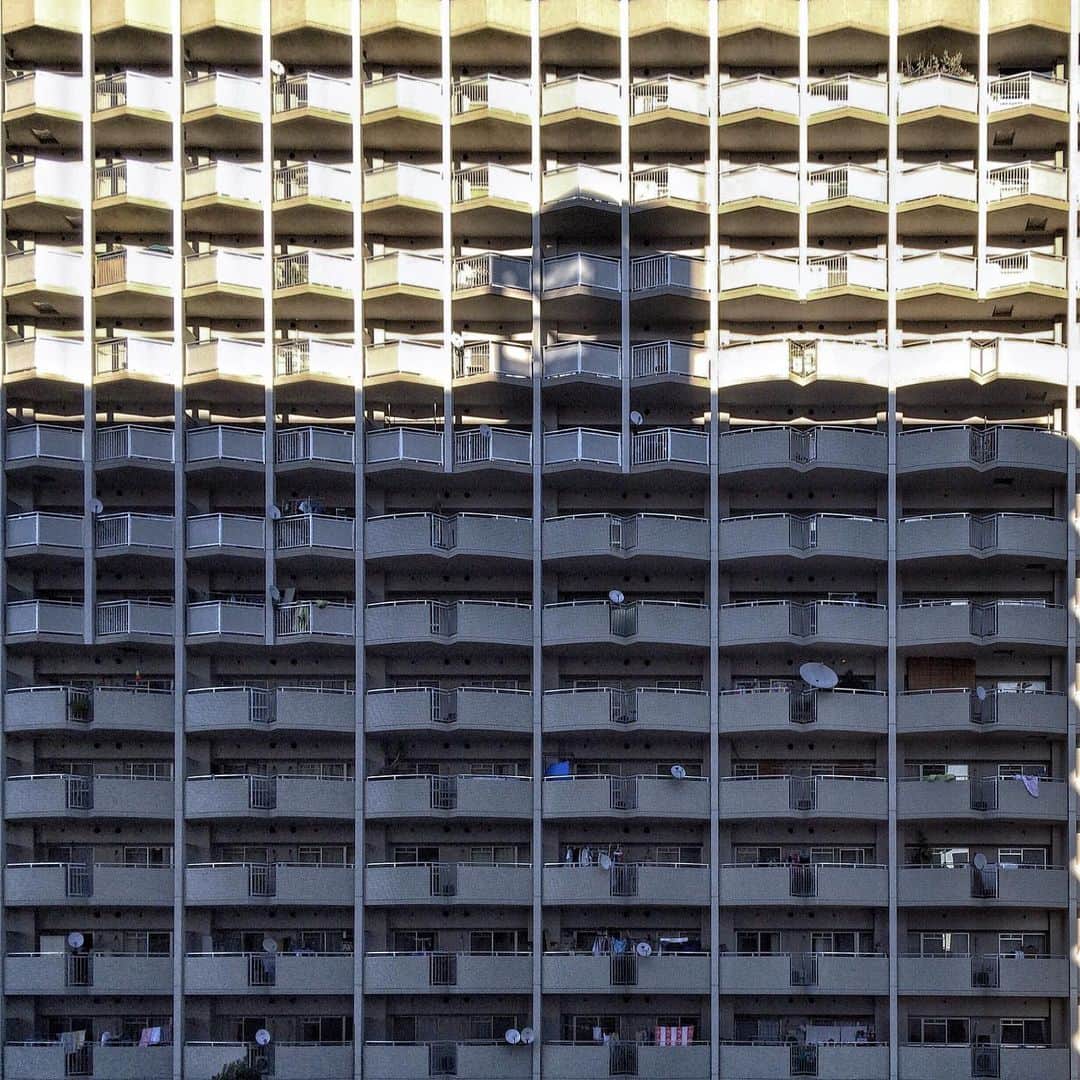 のインスタグラム：「. . People's lives 03:37 PM . . Light & Shadow . Tokyo, Japan.」