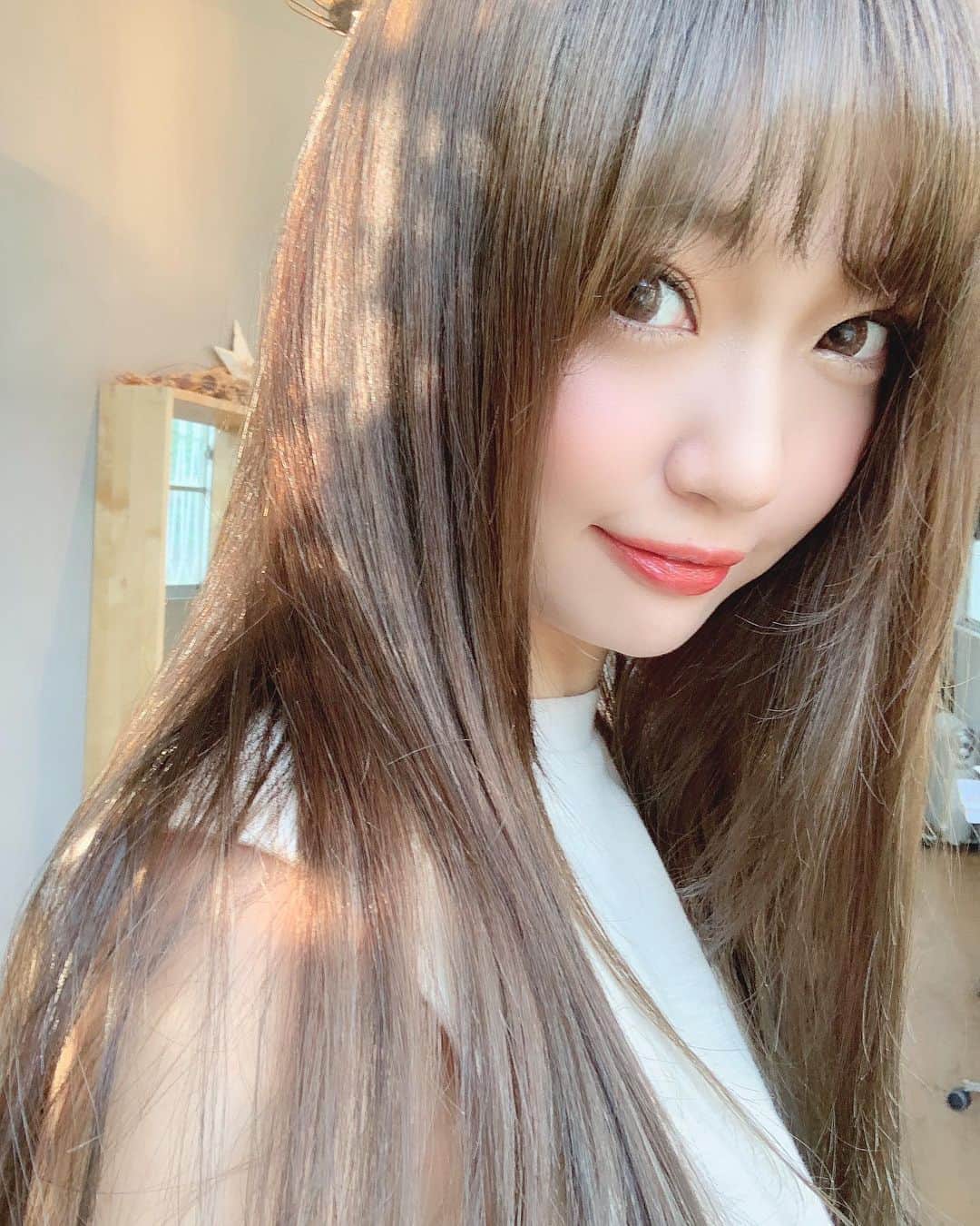 いっちゃん/嶋津 いつみのインスタグラム：「. . この季節、ロングヘアはつらい😭💦 . . . . アップにしてても 髪の毛に熱がこもって頭はずっと暑い😡💨💨💨 . . . . . 心折れそうになるけど まだまだ伸ばすもーん🙋🏼‍♀️💓 . . . . . . #関西  #関西サロモ  #サロンモデル #サロモ #いっちゃん  #フリーモデル #関西モデル  #あざといっちゃん #かわいっちゃん #いっちゃんコーデ #ブライダルモデル #アレンジモデル #ヘアカラー  #ヘアアレンジ #ootd #撮影依頼受付中 . . . . . . . .  8月9月のお仕事依頼受付中です🧚🏻‍♀️💜 . . . .」