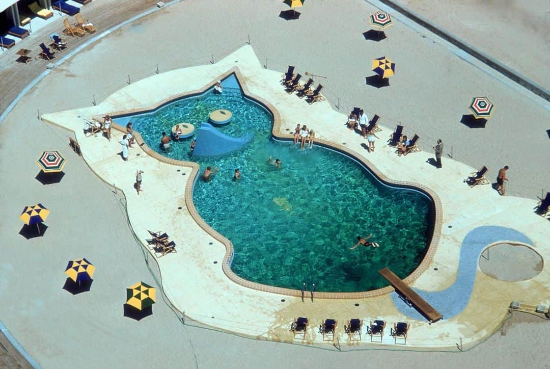 Vogue Parisさんのインスタグラム写真 - (Vogue ParisInstagram)「Cool as a cat: from the Fifties to the Seventies, Slim Aarons travelled the world, shooting the most glamorous people and places like this feline-shaped pool in Miami Beach.  #SlimAarons #MiamiBeach」8月8日 21時02分 - voguefrance