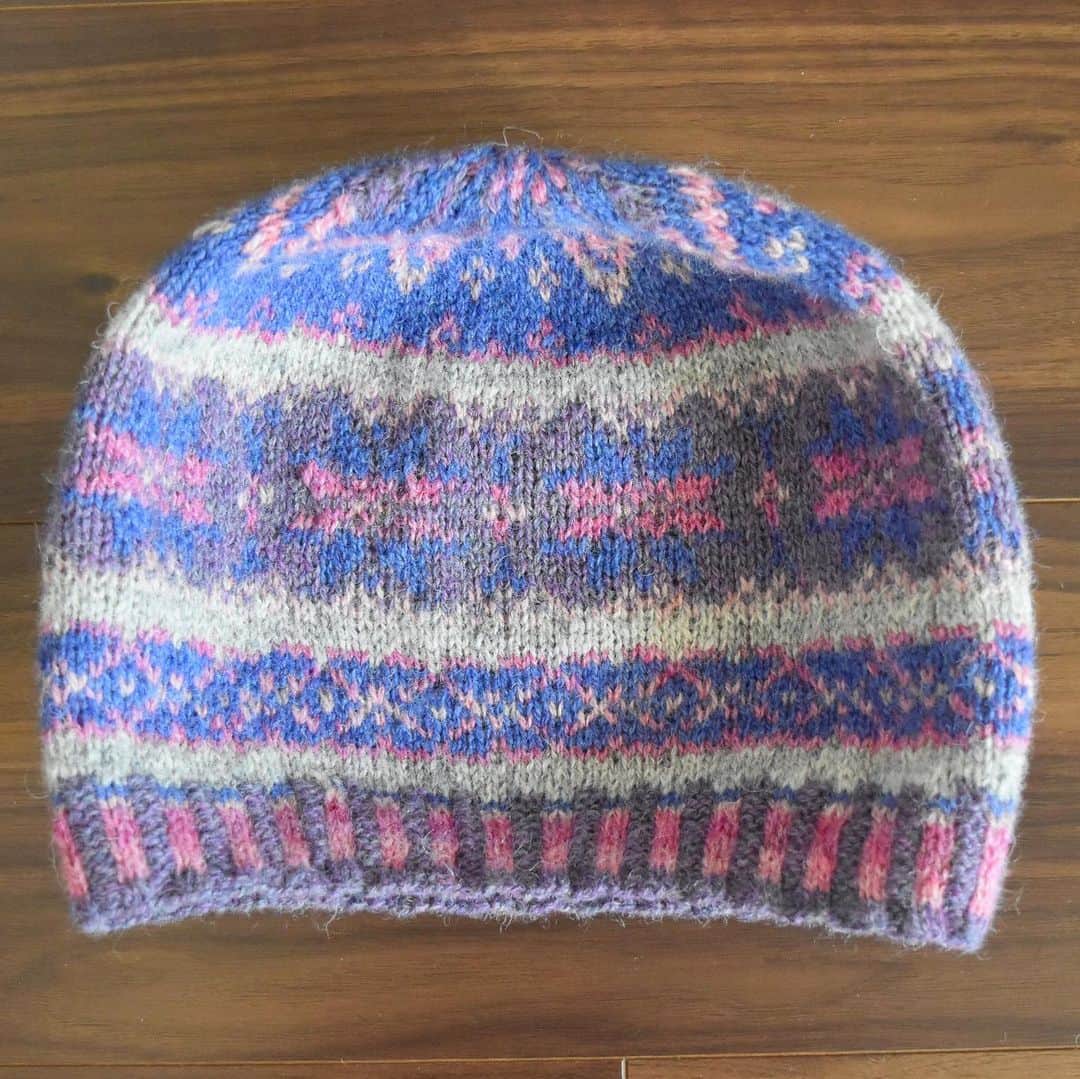 のインスタグラム：「Harriet’s hat 2. The colour is same. More blue 💙 * Harriet’s hat 2 枚目。 色は1枚目と同じだけど組み合わせを変えてブルーを多めに… もう少しだけそれぞれの糸が残っているから、もう1枚編めるかな？  #shetland #shetlandwoolweek #shetlandwoolweek2019 #shetlandwool #shetlandsheep #jamiesonandsmith #mrimaakers #harrietshat #fairisle #fairislehat  #シェトランド #シェットランドウール」