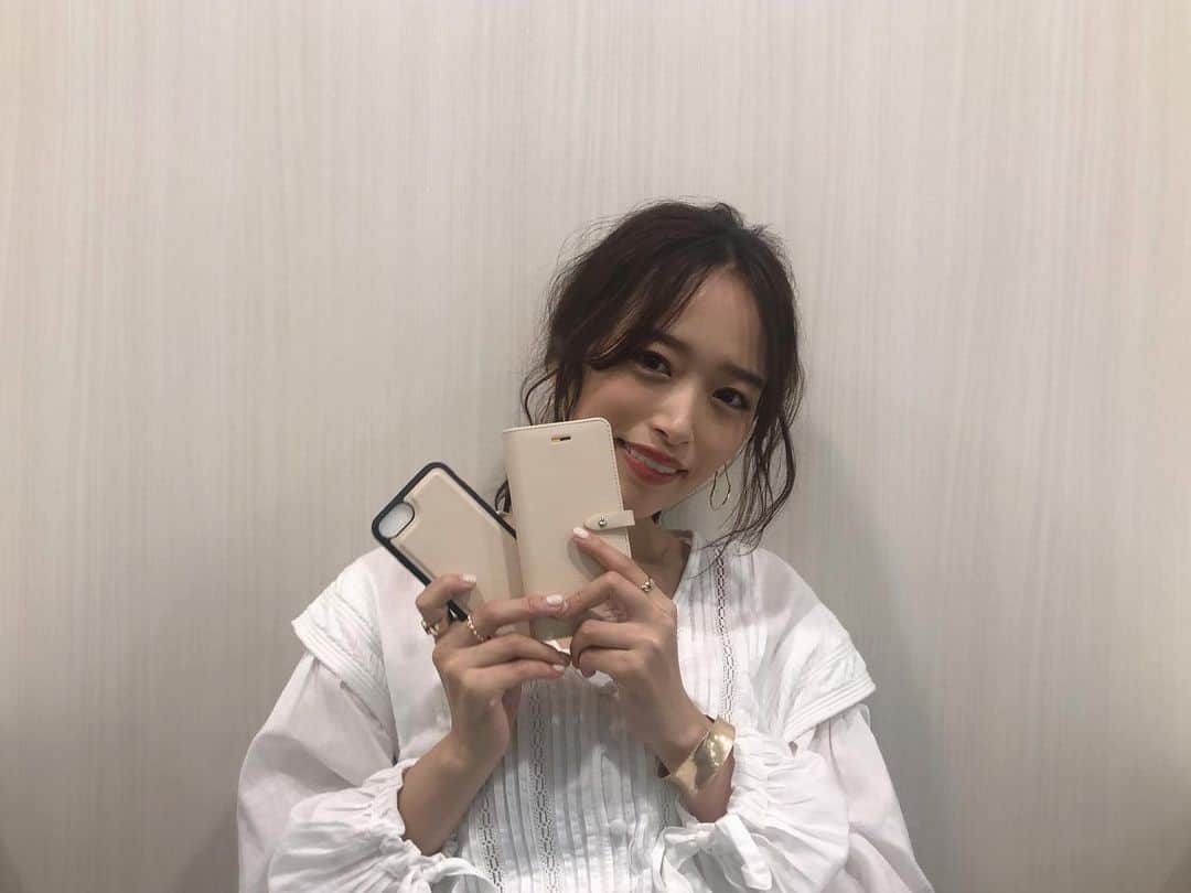 近藤千尋のインスタグラム：「サルトリアモーダ✖️近藤千尋 コラボスマホケースが出来上がりました💓 最近私が使っていてたくさんのご質問を頂きました🙇‍♀️❤️ 携帯本体とノートケースの取外しができて 便利な2WAYの機能に加えて、 鍵や小銭が入るポケット付けました‼️ 無地のケースですが手帳型ケースの内側は くすみ系のバイカラーにしてみました😊✨ ●ブラック×ピンク ●ブルー×ホワイト ●ベージュ×イエロー です🌿 シンプルでどんなファッションにも 合わせやすいカラーにしました💓 私のオススメはベージュです🥰 発売日ですが、明日の 12時から事前予約開始します☺️❤️ 数量限定なので、是非GETして下さい🙇‍♀️ @collaborn_tokyoのトップに特設ページURLが貼ってあります‼️ ◎商品概要です❤️ 価格：3,480円(税抜) 対応機種：iPhone6/6S/7/8, iPhoneX/Xs 事前予約：8月9日12時～ 商品発送：8月28日～順次発送🎁  #2WAYケース #SARTORIAMODA #サルトリアモーダ #近藤千尋 #スマホケース #数量限定 @collaborn_tokyo」