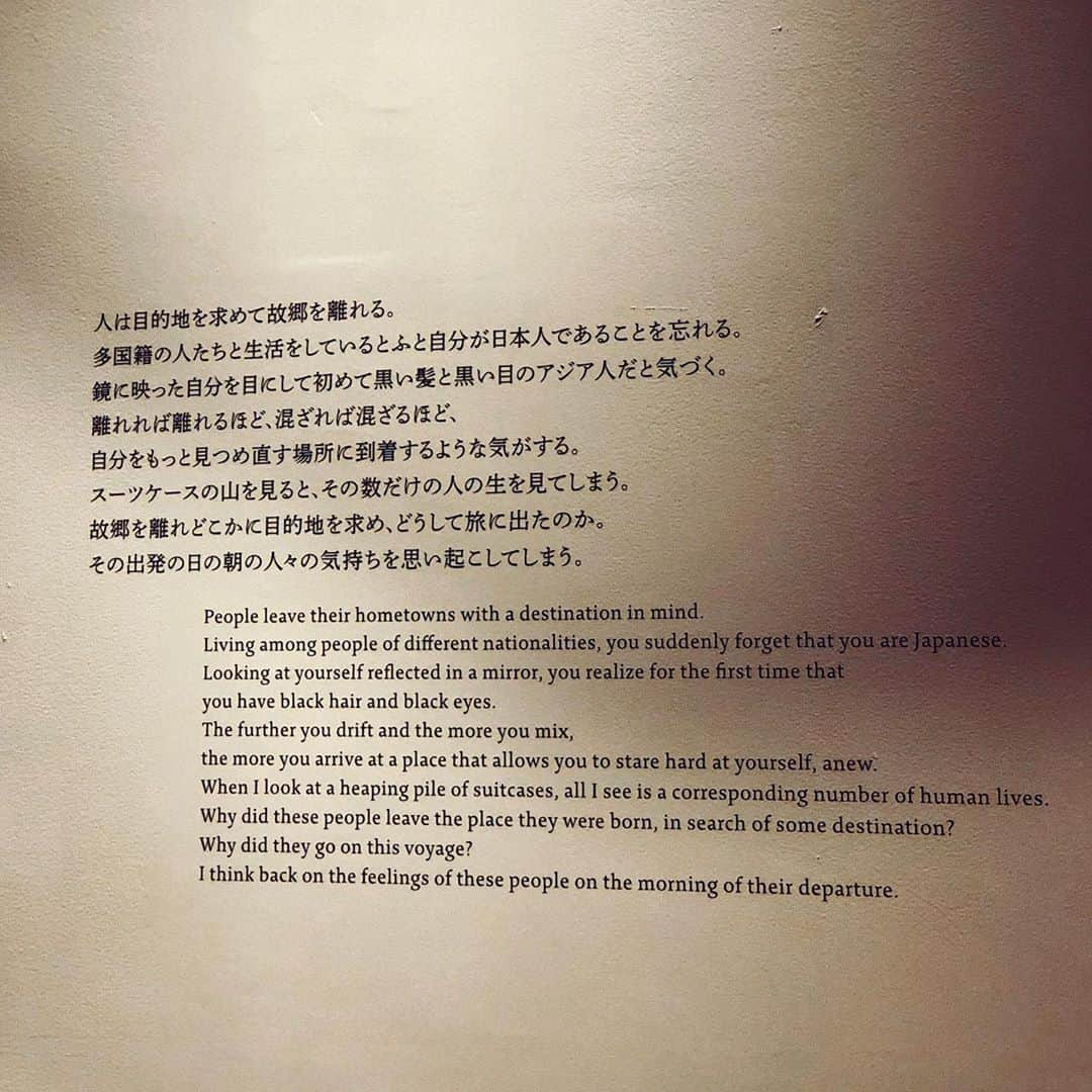 宮澤エマさんのインスタグラム写真 - (宮澤エマInstagram)「行ってらっしゃい。 Nothing behind me Everything ahead of me  As is ever so on the road.  昨日はアベプラを見に来てくれたファンの子たちから嬉しい報告を受けました。留学や進路や出会いや別れー人生は分岐点と選択だらけ。もし少しでも何か動き出すきっかけになれたのならばこれほど嬉しいことはないです。  がんばれ。がんばろう。  #贈る言葉 #ontheroad  #goodluck #魂がふるえる」8月8日 21時12分 - emmamiyazawa