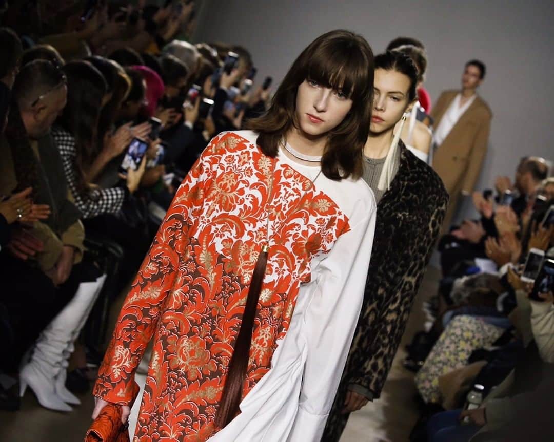 のインスタグラム：「ニュース：「ポーツ1961」が著名スタイリストのカール・テンプラーを起用　9月のロンドンコレから新体制﻿ ﻿ ﻿ 「ポーツ1961（PORTS 1961）」はトップスタイリストのカール・テンプラー（Karl Templer）をクリエイティブ・ディレクターに、大御所ディレクターのファビアン・バロン（Fabien Baron）をビジュアル・アイデンティティーを担当するアートディレクターに起用し、9月のロンドン・ファッション・ウイークで2020年春夏コレクションを発表する。また、グローバルビジネス戦略をミケーラ・ピーヴァ（Michela Piva）が指揮する。﻿ ﻿ ﻿ 　テンプラーとバロンはこれまで「ヴォーグ（VOGUE）」や「ハーパーズ バザー（Harper's BAZAAR）」など数々のファッション雑誌や広告を手掛けており、アンディ・ウォーホル（Andy Warhol）が創刊した米カルチャー誌「インタビュー マガジン（Interview Magazine）」では、テンプラーはクリエイティブ・ディレクターとして、バロンはエディトリアルディレクターとして活躍した。テンプラーは「サカイ（SACAI）」のスタイリストも務めている。﻿ ﻿ ニュースの続きはストーリーまたはプロフィールのリンクから🔗﻿ ﻿ PHOTO：AITOR ROSAS SUNE / WWD (c) FAIRCHILD PUBLISHING, LLC﻿ ﻿ #PORTS1961 #KarlTempler #FabienBaron #LFW #Londonfashionweek #ポーツ1961」