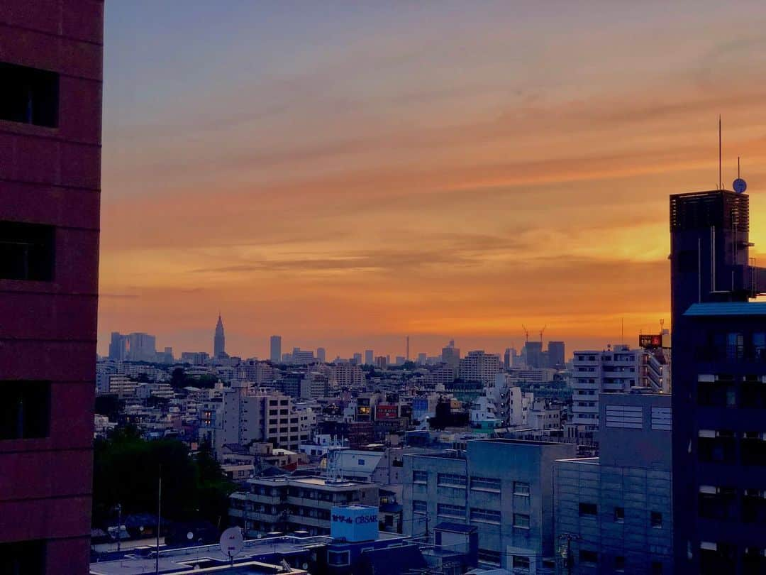 増本 庄一郎のインスタグラム：「執筆に次ぐ執筆の日々、昼夜逆転生活！夏の朝焼けに励まされつつ。今日もデスクの前に。 ひとまず、「HiGH&LOW THE WORST EPISODE 0」は自分の担当回から、物語は佳境！ ということで、平沼ノリ監督にバトンタッチ！ 10月には映画も公開されます！ エンタメを作り続ける者として、暑い日々を乗り越える為の少しでも、皆様の糧となれますようも全力で走ります！ 今後とも宜しくお願い致します！ #high_low  #worst #episode0 #平沼紀久 #バトンタッチ」