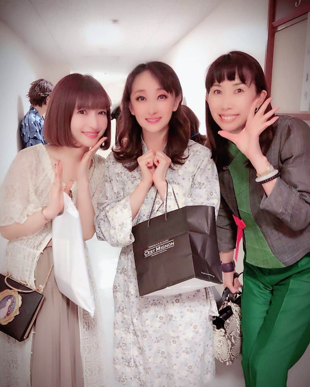 花總まりさんのインスタグラム写真 - (花總まりInstagram)「大好きな楊先生とさーや(神田沙也加ちゃん)が観に来てくれました🤗 ステキなお二方に囲まれて幸せ💕 #エリザベート #神田沙也加 ちゃん #楊淑美 先生 #さーやのバッグ見て #なんとエリザベート様 #今日にぴったり #凄いの持ってる」8月8日 21時06分 - hanafusamari_official