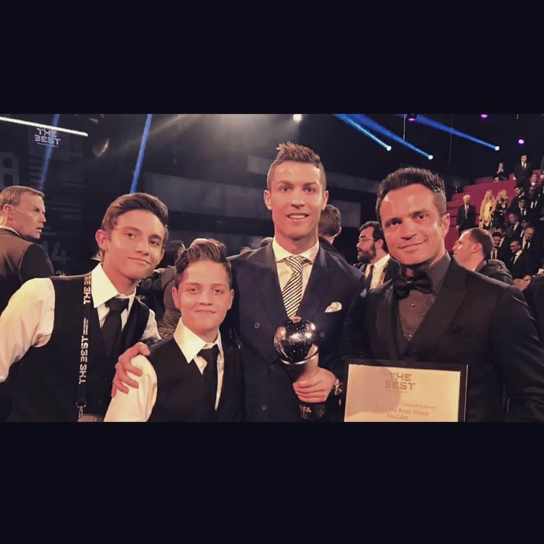 アレッサンドロ・ローザ・ヴィエイラのインスタグラム：「#TBT Premiação #THEBEST  #FIFA Janeiro 2017 @fifaworldcup fifaworldcup com filhotes @luigi12mendes @enzo12mendes e a máquina @cristiano 🏆 🌍 🇧🇷 🇵🇹」