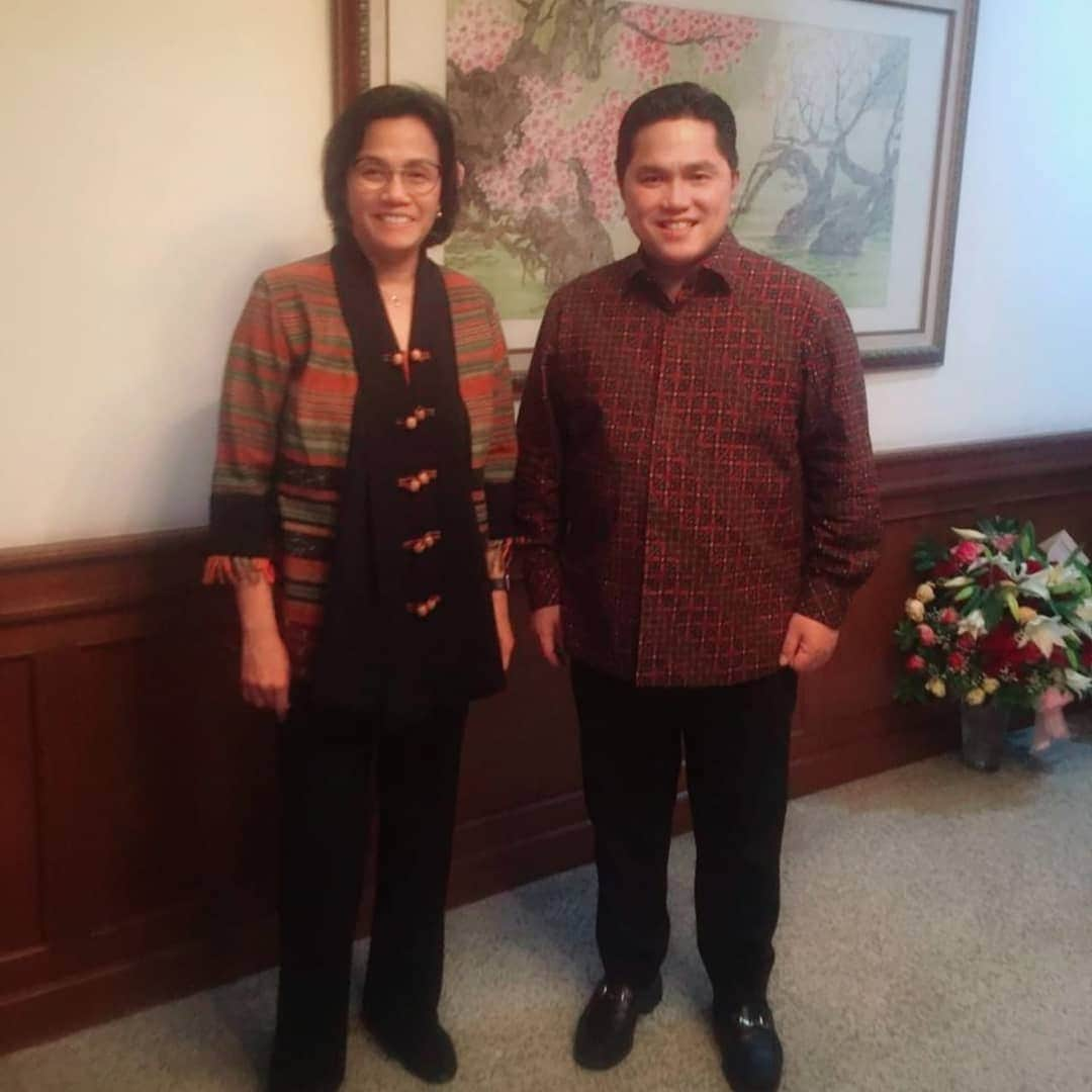 エリック・トヒルさんのインスタグラム写真 - (エリック・トヒルInstagram)「Diskusi dengan Ibu Sri Mulyani @smindrawati itu selalu serius tapi santai. Dari diskusi seputar iklim dunia usaha di Indonesia sampai dengan situasi ekonomi global. Senang sekali bisa bertukar pengalaman dan pemikiran yang Inshaallah bisa bermanfaat untuk kedepannya.」8月8日 21時07分 - erickthohir