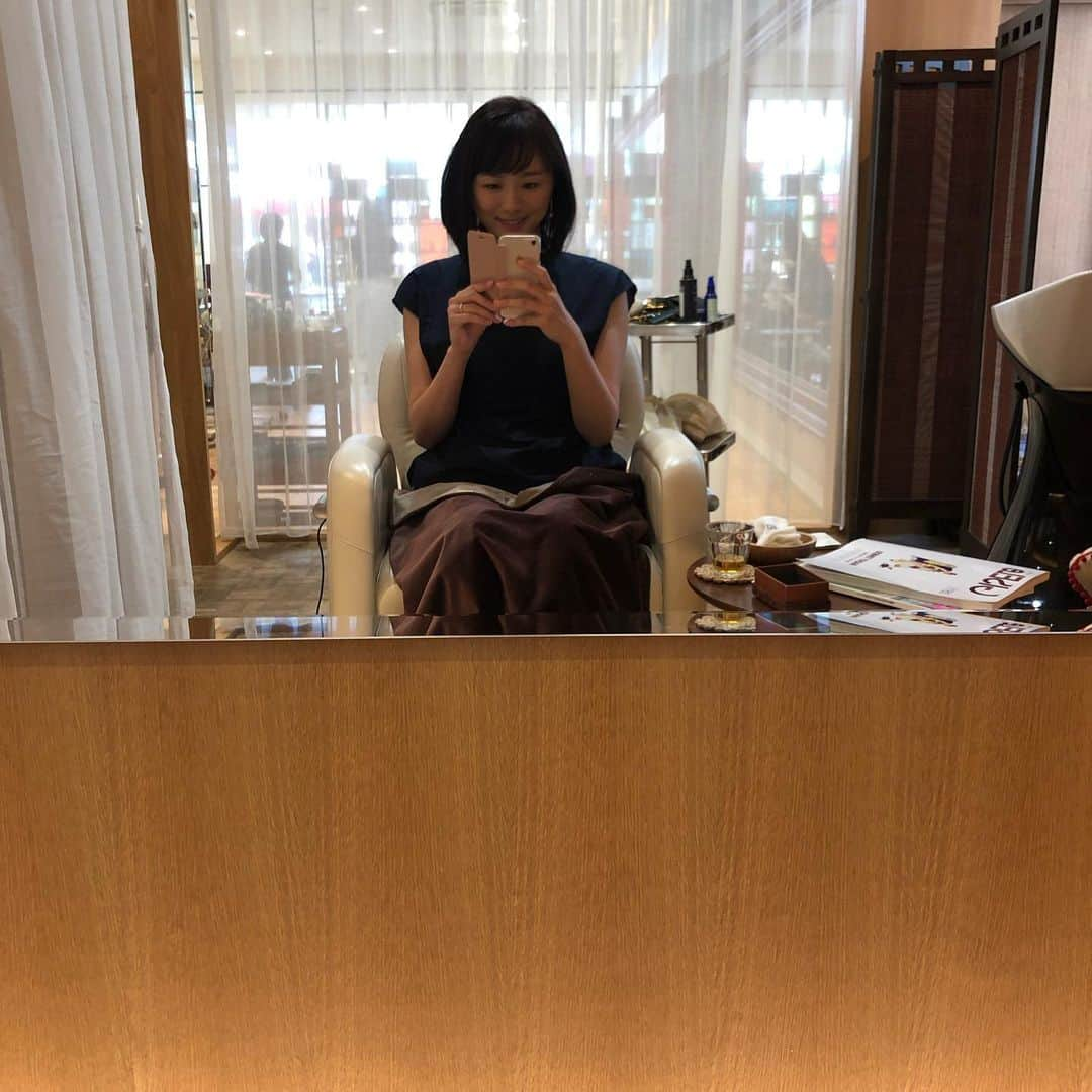 今井美穂さんのインスタグラム写真 - (今井美穂Instagram)「癒しのサロン😍﻿ ﻿ 気づけば3ヶ月ぶりの美容院🤣﻿ アヴェダのカラーはもちが良いので﻿ 子育て中には本当に助かります✨﻿ ﻿ 気になっていた髪質改善パーマをやってみました💕﻿ まとまりの良いしなやかな髪質に✨﻿ カラーはお任せで早めに秋色に。﻿ 今日は立秋ですしね😆﻿ ﻿ 髪のお悩みを伝えて﻿ あとはだいたいお任せ😊﻿ いつもめちゃくちゃ丁寧に髪の状態や﻿ 施術の特徴教えてくださるので有難やです♪﻿ 今回も日々のお手入れが楽になるように﻿ きれいなベースを意識して作ってくださいました😆﻿ ﻿ この間ストーリーに﻿ たまたまやったかきあげ前髪アップしたら、﻿ 意外と好評頂いたのですが🙇‍♀️﻿ やっぱり落ち着く﻿ いつもの前髪にしちゃいました😂﻿ ﻿ ﻿ 癒しの時間でした😊💕﻿ ﻿ #カエルムアヴェダ﻿ #万代﻿ #新潟#ヘアサロン﻿ #髪質改善パーマ﻿ #アヴェダカラー﻿ #育児中のリラックスタイム」8月8日 21時11分 - imaimiho1209