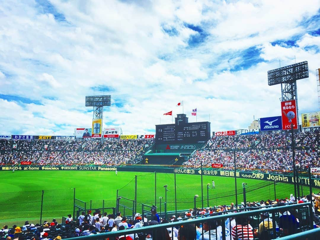 飯田亜希子さんのインスタグラム写真 - (飯田亜希子Instagram)「* 今年も来ちゃった甲子園〜⚾ * #令和元年#101回大会#⚾ #甲子園#甲子園球場#高校野球#野球#baseball#野球観戦#今年も#暑い#夏休み#🍉 #兄妹の夏休み#野球ママ #ママ#ママモデル#モデル #mama#mamamodel#model」8月8日 21時11分 - akki_idea