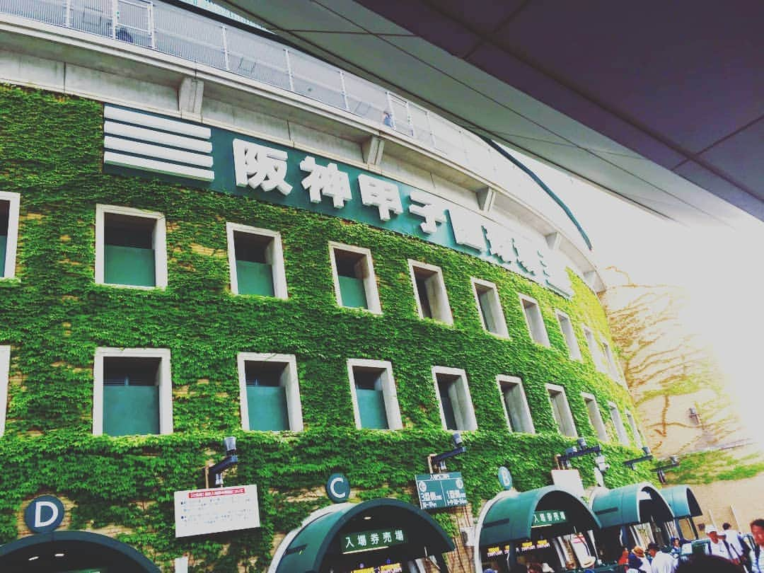 飯田亜希子のインスタグラム：「* 今年も来ちゃった甲子園〜⚾ * #令和元年#101回大会#⚾ #甲子園#甲子園球場#高校野球#野球#baseball#野球観戦#今年も#暑い#夏休み#🍉 #兄妹の夏休み#野球ママ #ママ#ママモデル#モデル #mama#mamamodel#model」