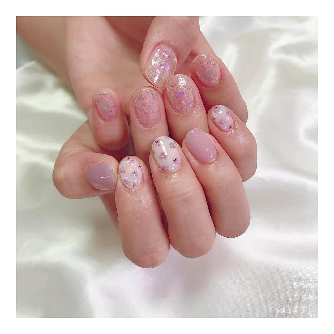 のインスタグラム：「今回は爪も短くネイルもいつもよりナチュラルにしなくちゃいけなかったんだけどそれでも可愛くしてもらった🥰🥰 #ネイル #ラベンダー #キラキラネイル #nail」