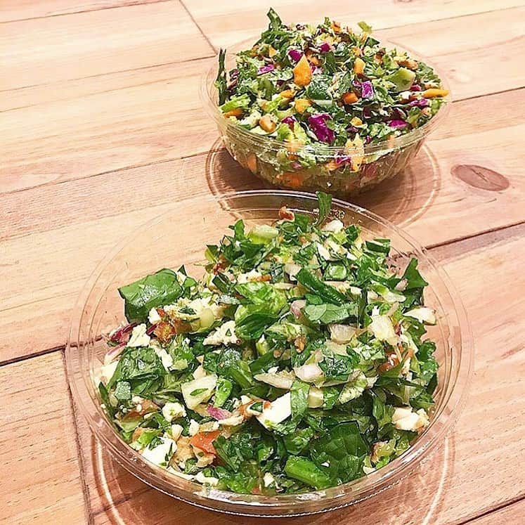 ベジ部(オーガニック/有機野菜/無農薬野菜) のインスタグラム：「. サラダをたくさん食べて、夏バテを予防しましょう✨ . オーガニック料理やオーガニックドリンクを投稿する時は是非「#ベジ部」と「#todaysvege」のハッシュタグをつけて投稿してください🌿 素敵な投稿はベジ部がリポストします！ みなさんで健康な毎日をシェアしましょう😊 . ベジ部には、オーガニックの楽しさを共有する無料のコミュニティがあります♪ オーガニックに関わる情報交換や交流の場として、ぜひお気軽にご参加ください✨ 詳しくはプロフィールのURLをチェック✔️ . Repost from @rie_breadgram  筋トレ友達とのご飯はサラダになりがち🥗笑笑 . チョップドサラダ といえば @crispsaladworks 😘 . 恵比寿店は行ったことあるけど外苑前店は初 . いつもカルメックスを頼んじゃう☺️ このボリュームで464カロリー . ロメインレタス、ほうれん草、グリルドチキン、アボカド、トマト、レッドオニオン、自家製クルトン、メキシカンハニービネグレットが入っていて、クルトンを豆腐に変更 . メキシカンソースがすごい好き🥰 . チョップドサラダは時間が経つと水っぽくなるのでお店ですぐ食べるのが美味しい✌️ . もうちょっと安ければ毎日通いたいぐらい好きー🥺 . . ｡+ﾟ☆ﾟ+｡♪｡+ﾟ☆ﾟ+｡♪｡+ﾟ☆ﾟ+｡♪｡+ﾟ☆ﾟ+｡♪｡+ﾟ﻿☆ﾟ+｡♪｡+ﾟ﻿ ﻿ 🎀店名 #crispsaladworks ﻿ 🎀注文したメニュー ﻿ ﻿ ・カル・メックス 1260円（税込）﻿ ﻿ 🎀お店の詳細﻿ ﻿外苑駅前徒歩2分 . 🎀来店日時﻿ ﻿平日19時半、がら空き . #食べスタグラム﻿ #グルメ女子﻿ #instafood ﻿ #インスタ映えスイーツ﻿ ﻿ #インスタ映え﻿ #いいね返し﻿ #followｍe﻿ #飯テログラム﻿ #飯テロ﻿ #東京グルメ﻿ #カフェスタグラム  #カフェ巡り  #東京カフェ  #カフェ部  #外苑前  #外苑前ランチ  #外苑前グルメ  #チョップドサラダ  #サラダ専門店  #サラダボウル  #糖質制限ダイエット  #糖質制限  #サラダランチ ﻿ #クリスプサラダワークス  #サラダ好き  #オーガニックランチ」