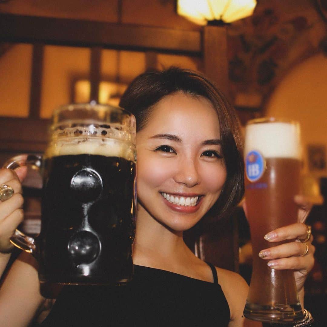 小松あやさんのインスタグラム写真 - (小松あやInstagram)「. ドイツは水よりビールが安い🤤 というわけで旦那さんと毎食飲んじゃう🍻 ・ 写真は1リットルのビール。 決して私の顔が小さいわけではなく、 ただ単にジョッキがデカいだけ💁🏻‍♀️ ・ ・ #ドイツ旅行 #ドイツビール #ビール女子 #ビール部 #ミュンヘン旅行 #ミュンヘン観光 #germanybeer #holfbrauhaus」8月8日 21時21分 - i_am_ayakomatsu