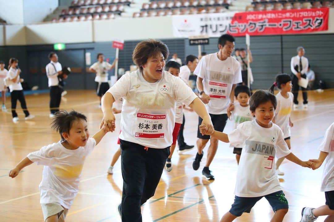 杉本美香さんのインスタグラム写真 - (杉本美香Instagram)「・ ・ オリンピックデーフェスタ in 塩竃 in すみた ・ 久しぶりのオリンピックデーフェスタ❗️ ・ スポーツからうまれる笑顔がある😊 ・ 一つ一つの出会いが人を成長させてくれる。 ・ 人との出会いで学ばせてもらう。 ・ たくさんの☺︎笑顔☺︎が集まれば乗り越えられることがある⭐️ ・ 今回私にとって必要な時期のオリンピックデーフェスタでした✨ ・ 続けたい気持ちがいっぱいです😌 ・ #オリンピックデーフェスタ #塩竃 #住田町 #オリンピアン #初めましての方ともワイワイ #元気をありがとう #笑顔 #smile😊」8月8日 21時17分 - mika__sugimoto